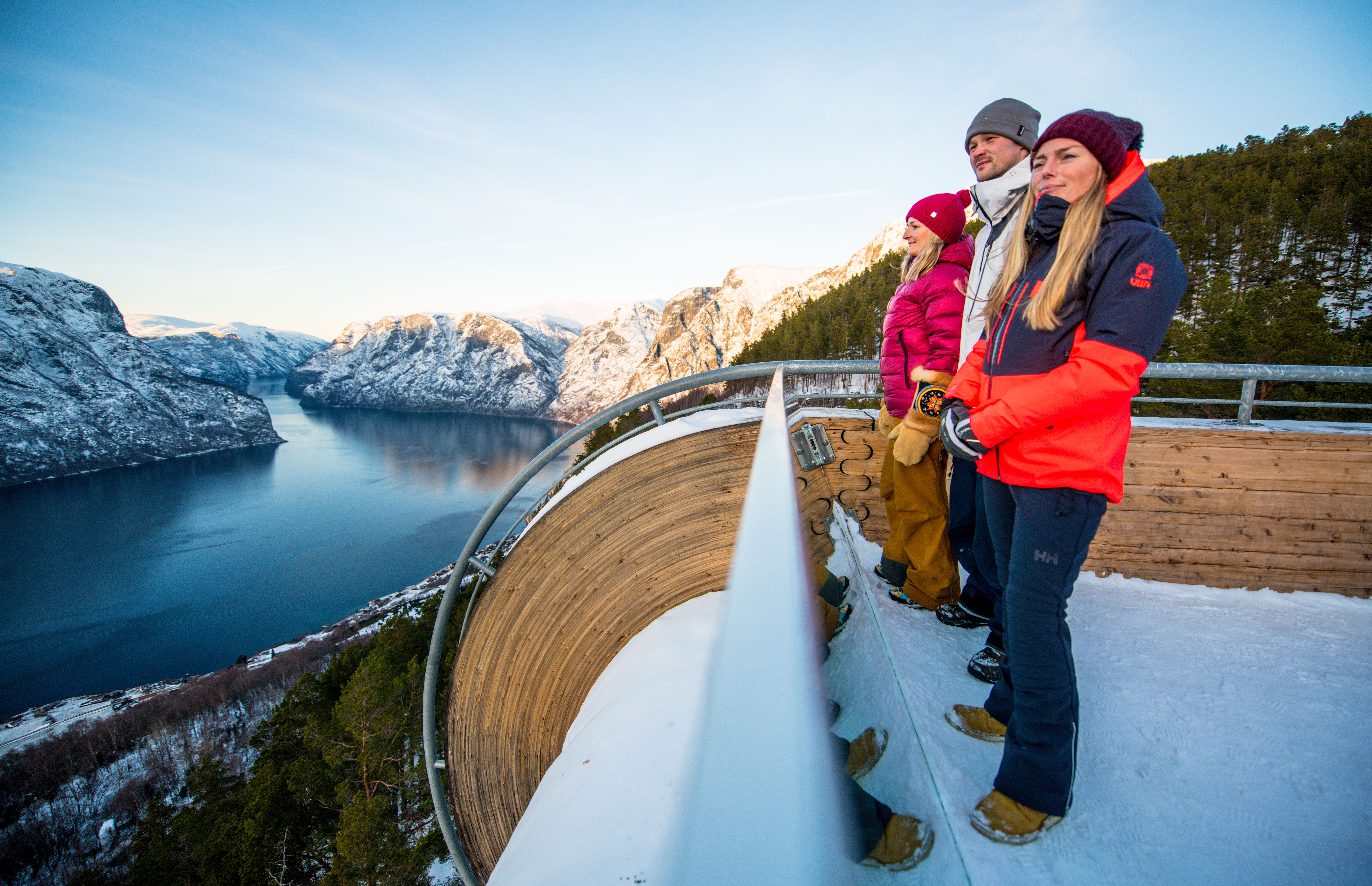 People at the Stegastein viewpoint in Aurland