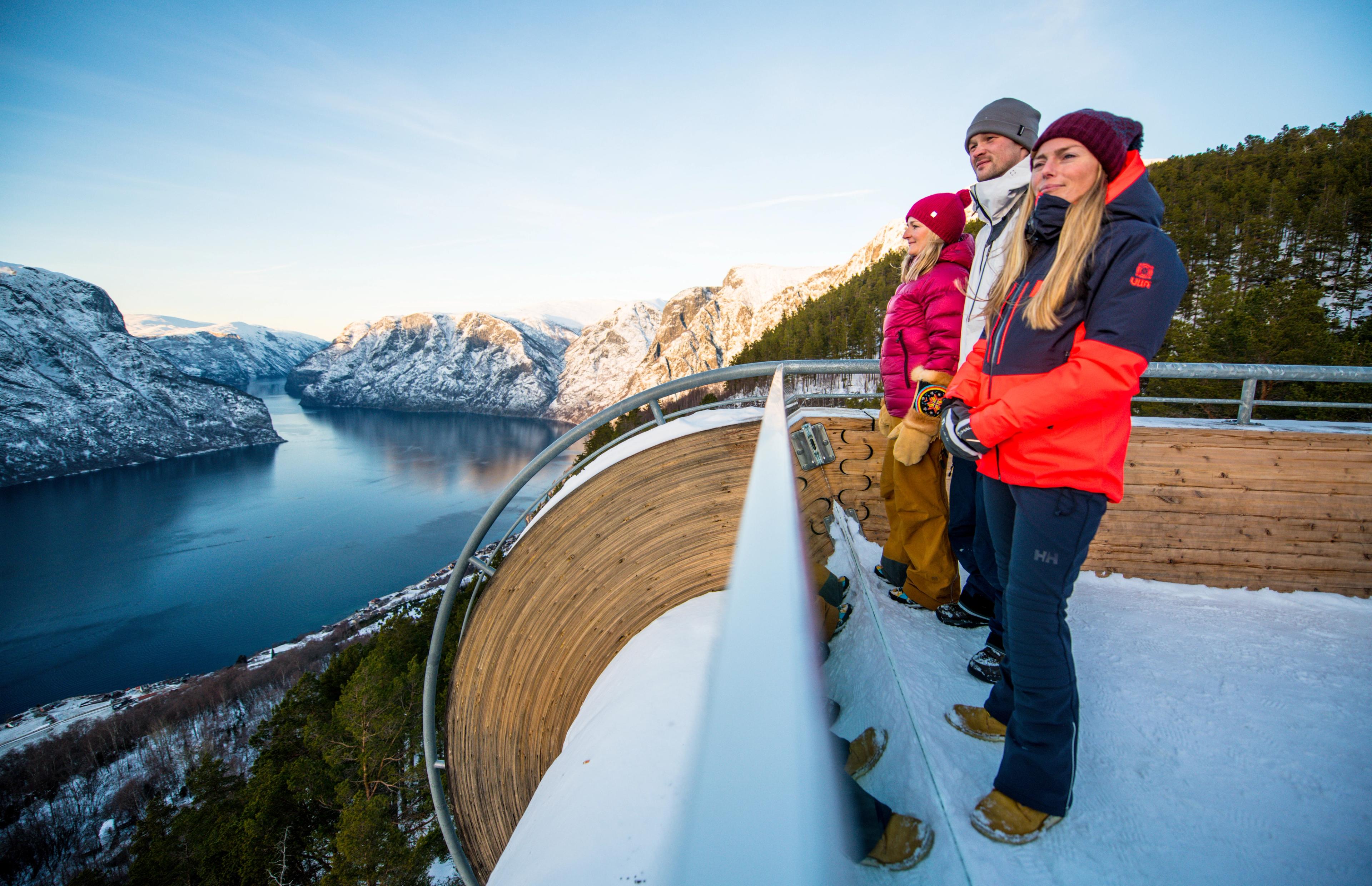 People at the Stegastein viewpoint in Aurland