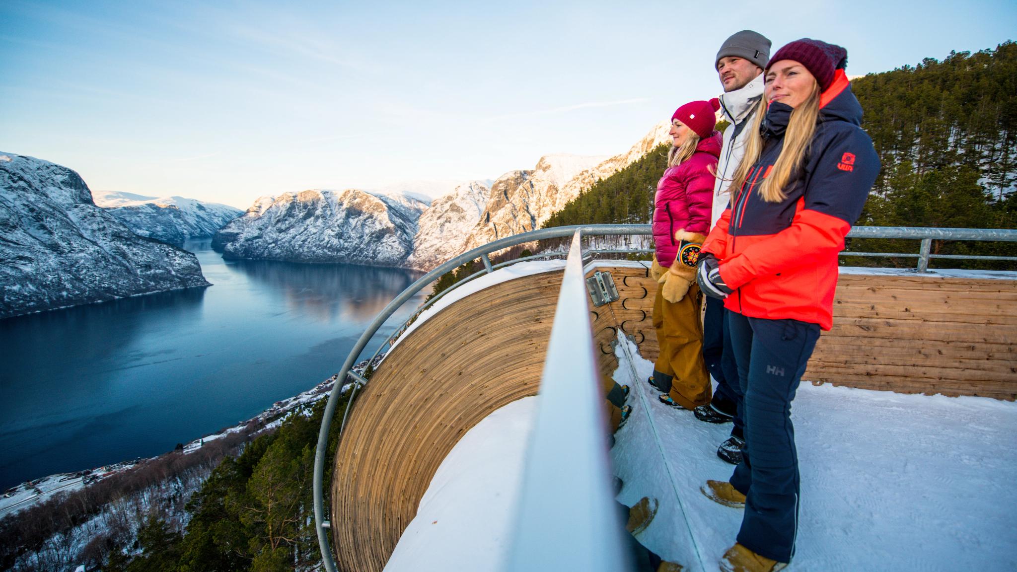 People at the Stegastein viewpoint in Aurland