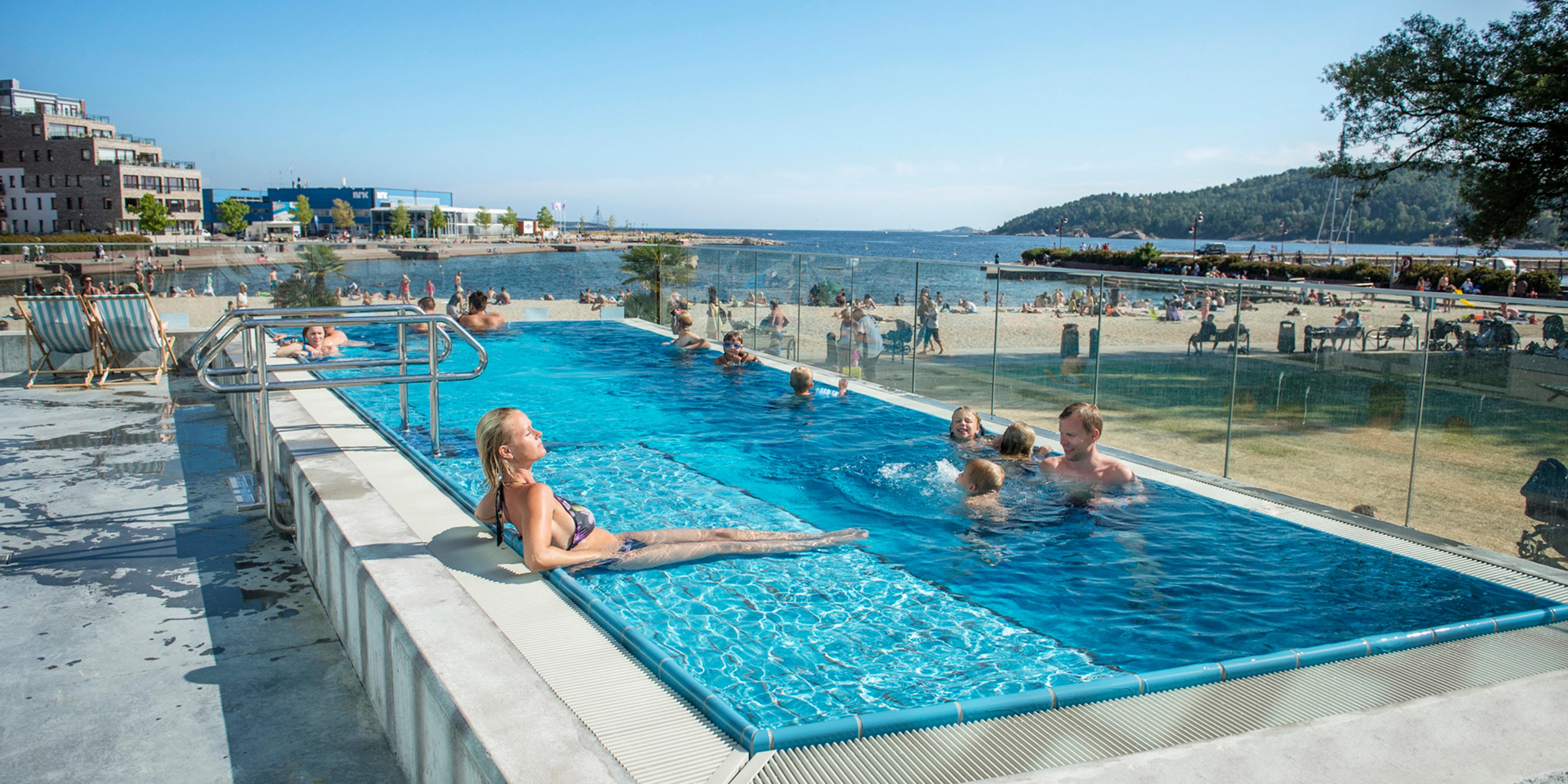 En kvinde nyder den udendørs pool i badelandet Aquarama i Kristiansand, Norge