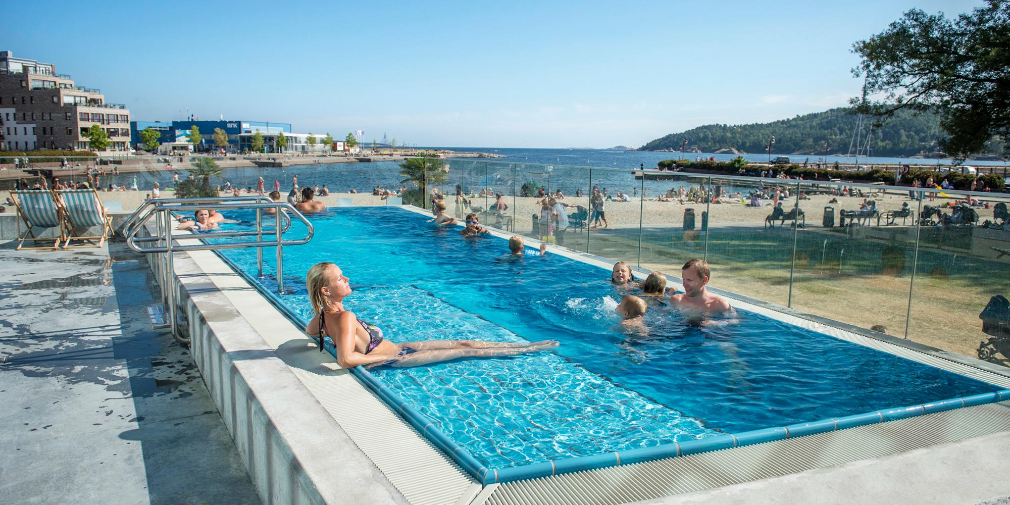 En kvinde nyder den udendørs pool i badelandet Aquarama i Kristiansand, Norge