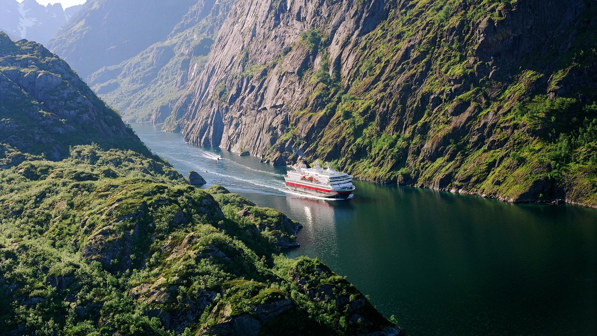 Una nave Hurtigruten nel Trollfjord nella Norvegia settentrionale