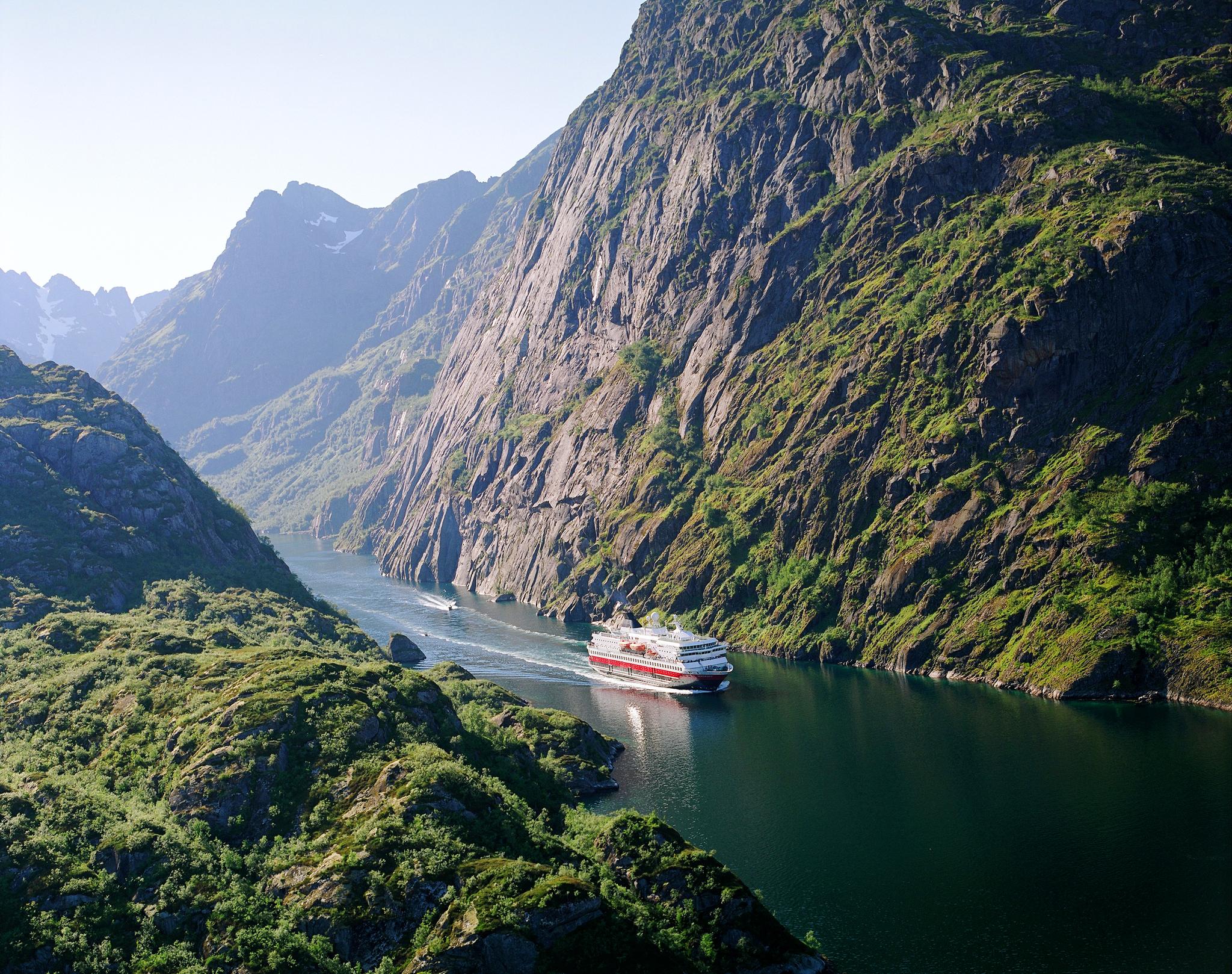 Una nave Hurtigruten nel Trollfjord nella Norvegia settentrionale