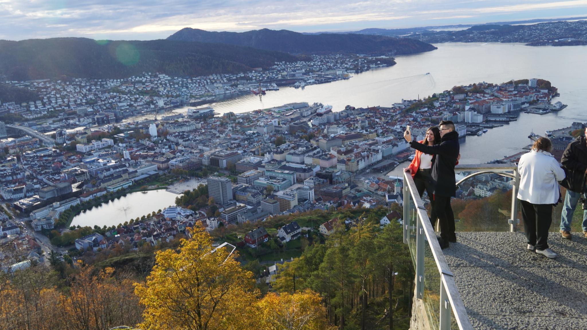 A couple on a viewing platform overlooking Bergen.