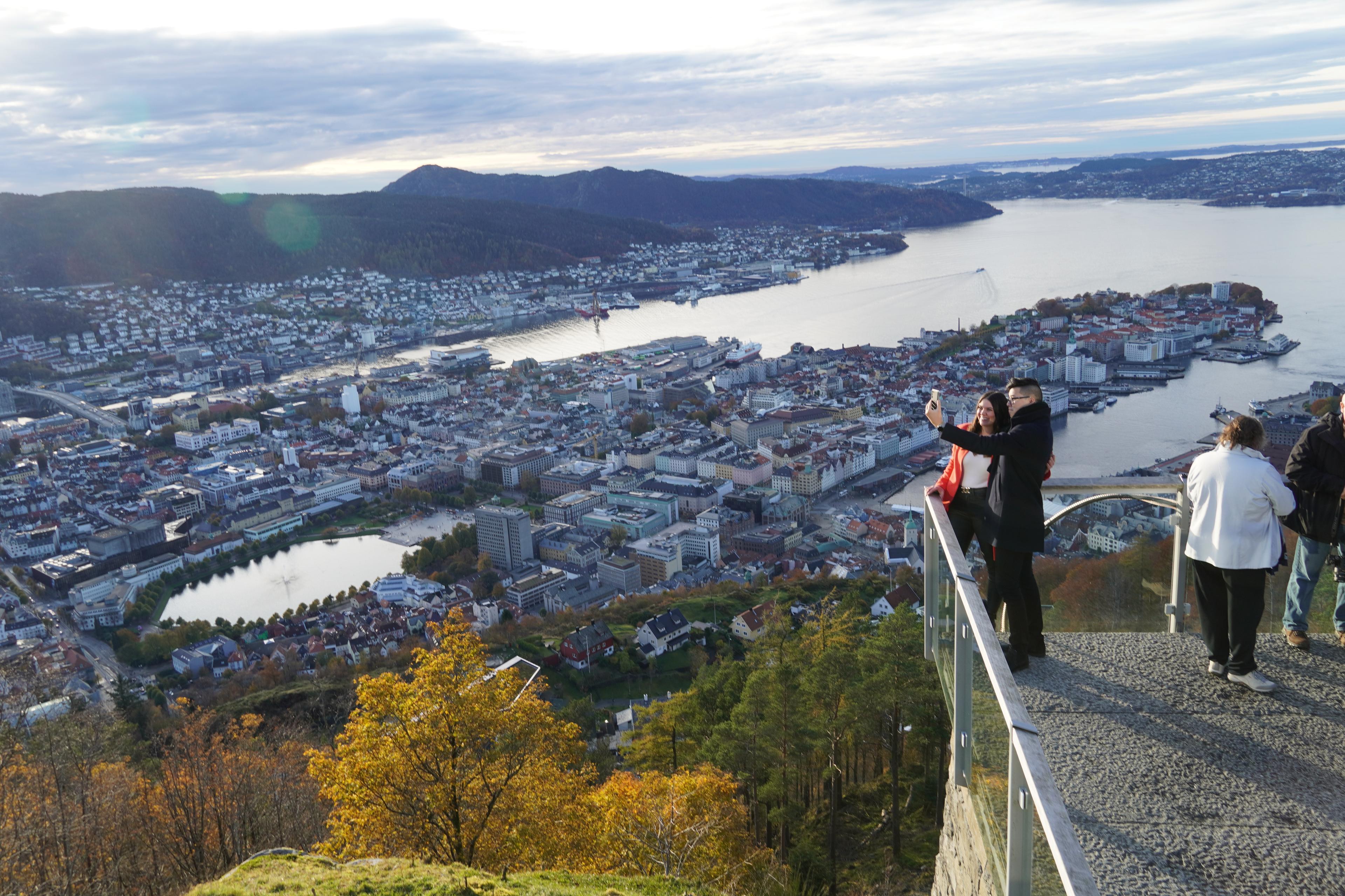 A couple on a viewing platform overlooking Bergen.
