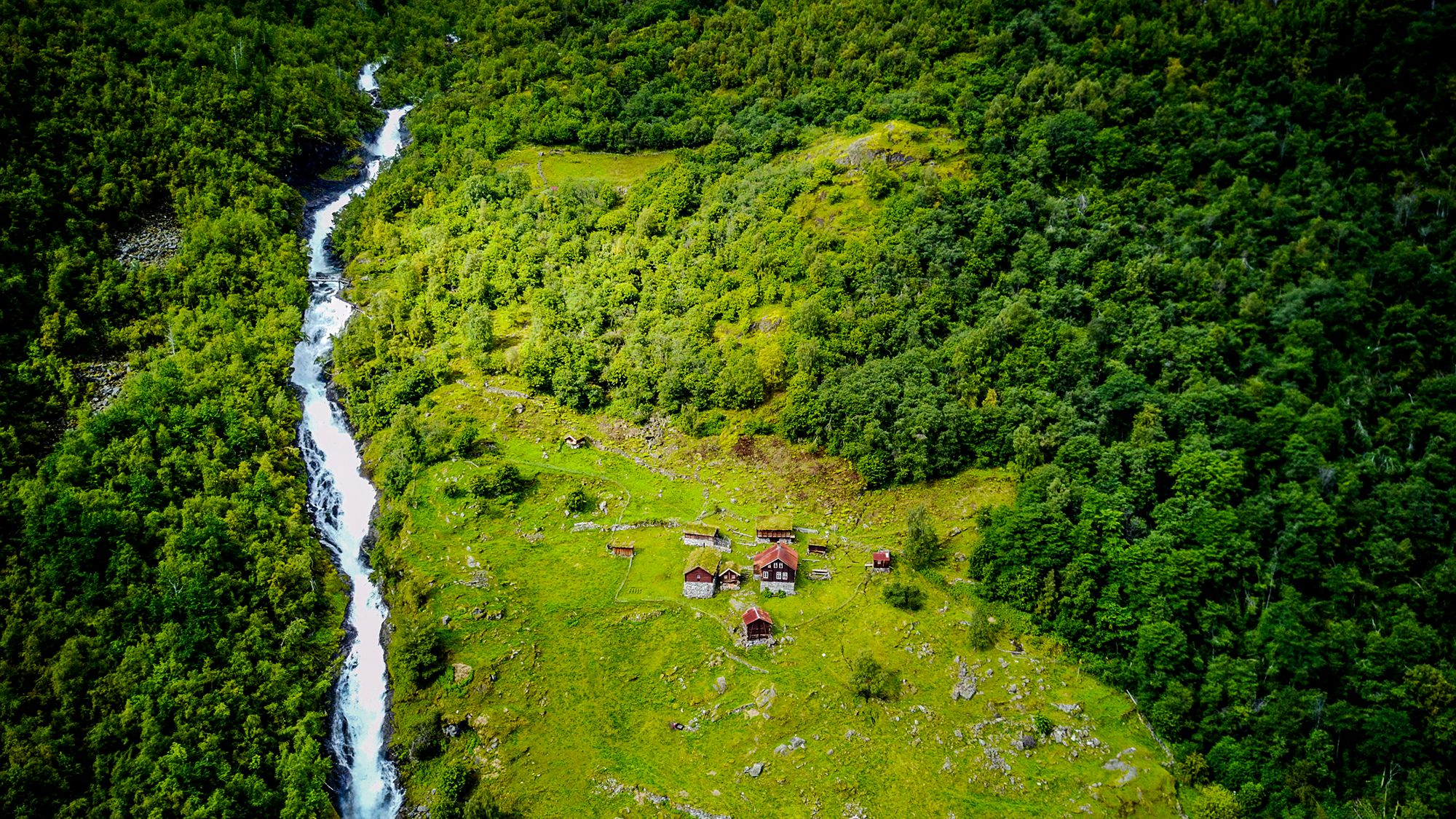 Vista tomada desde el aire de la granja de montaña Avdalen gard, en el valle de Utladalen, la Noruega de los fiordos.