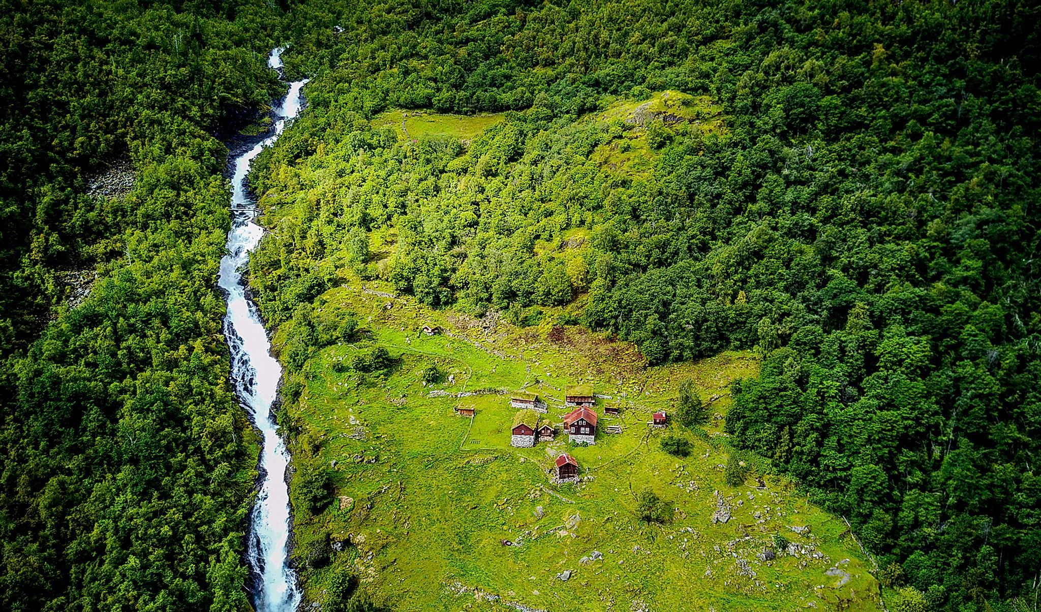 Utsikt över fjällgården Avdalen i Utladalen, Fjord Norge