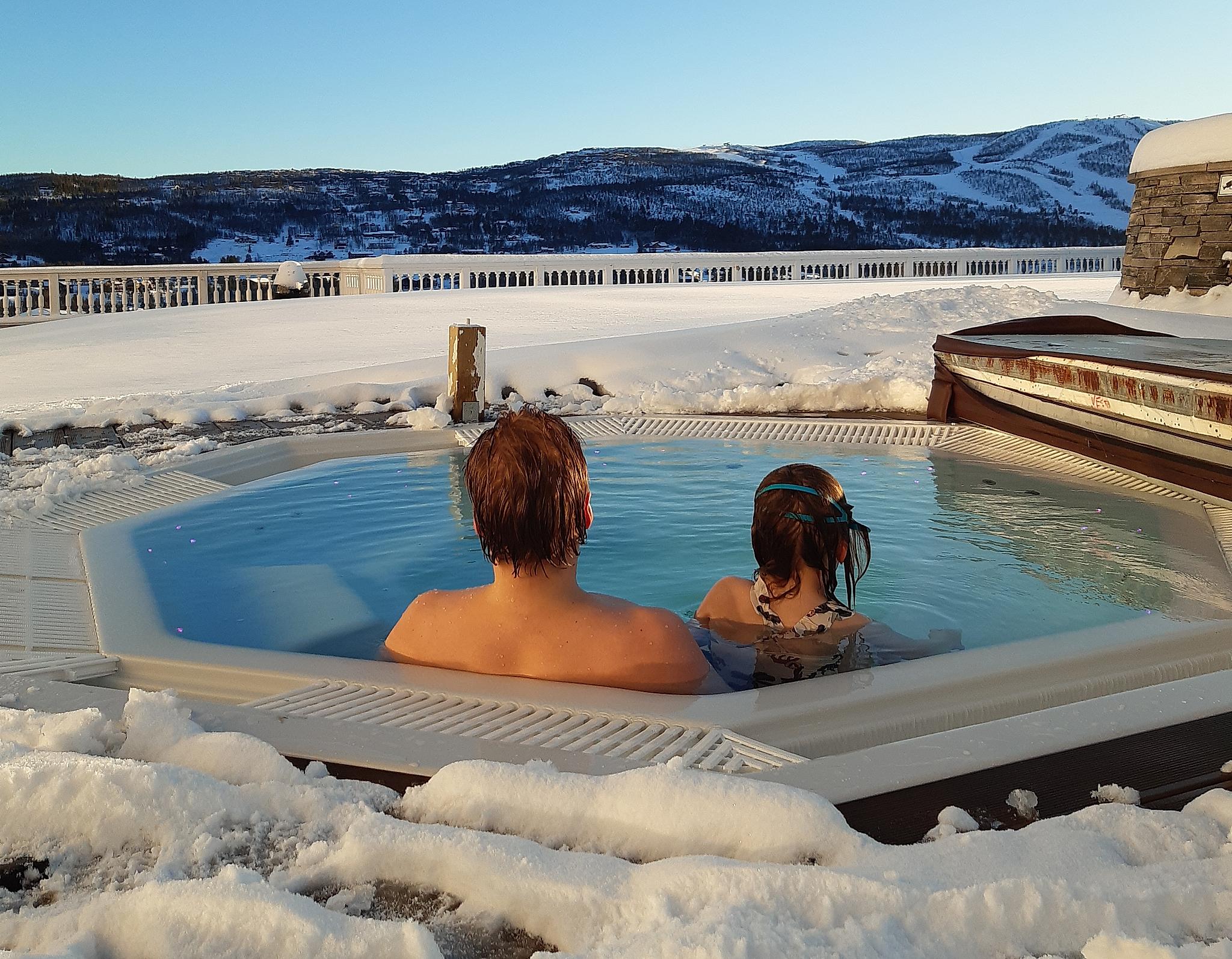 To personer i boblebad utendørs på Dr. Holms Spa, i Geilo