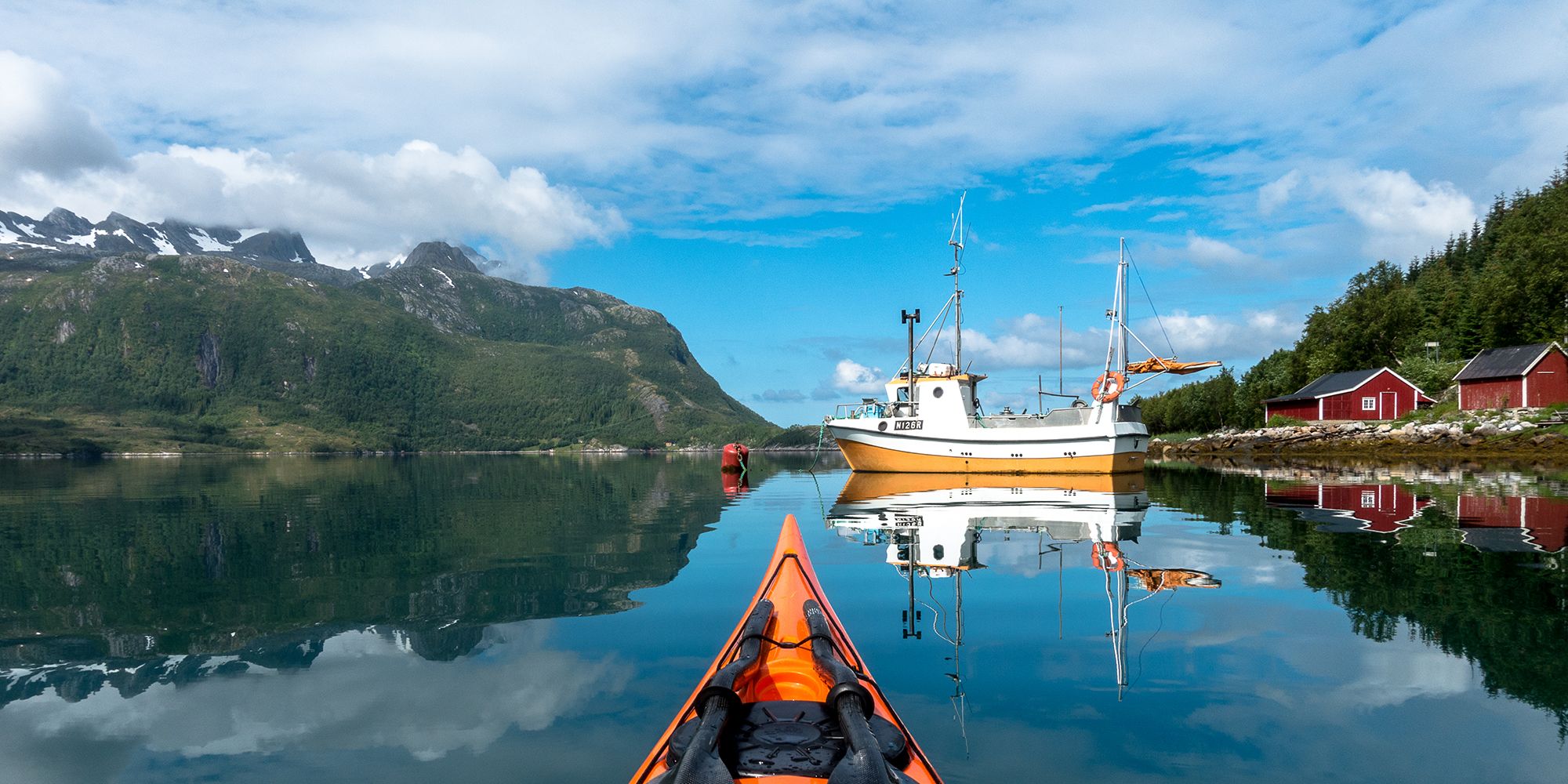 Kajakkpadling i Meløy på Helgelandskysten i Nord-Norge
