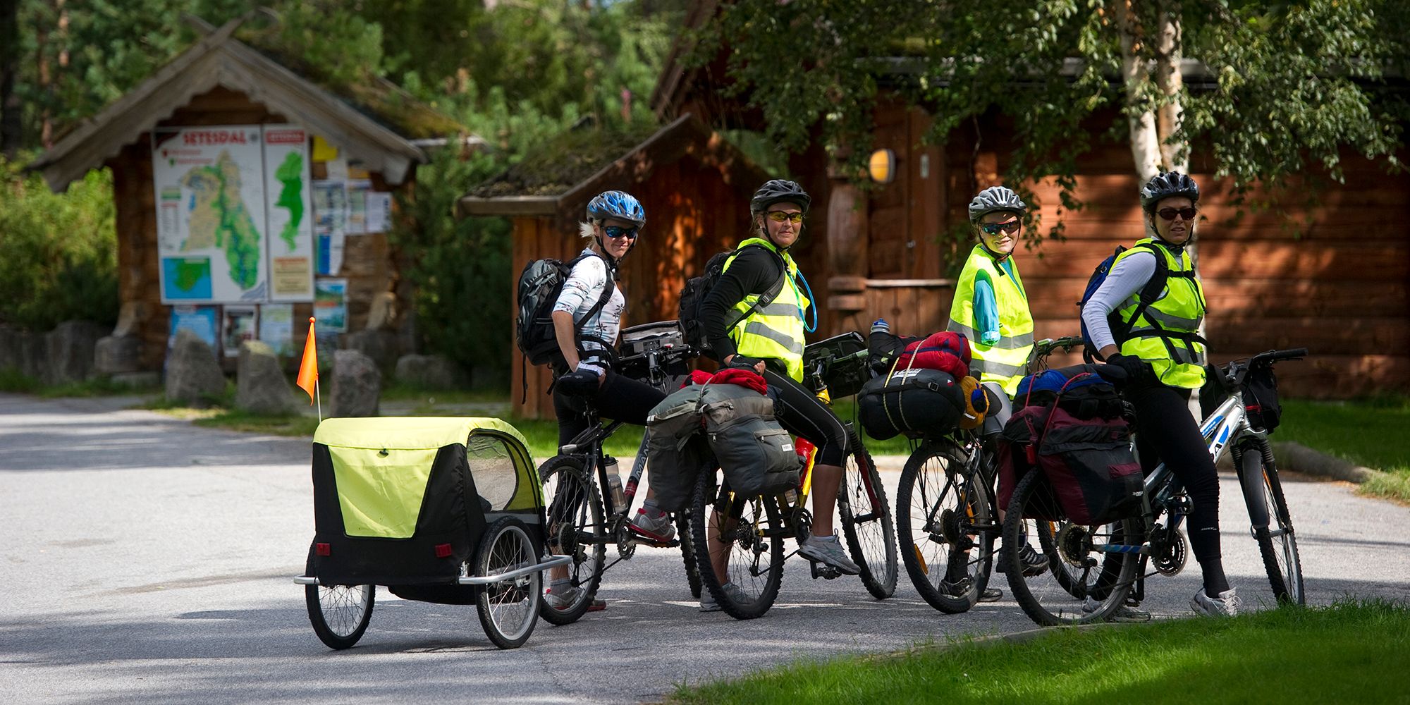 Vier Radfahrer mit reichlich Gepäck in Setesdal, Südnorwegen