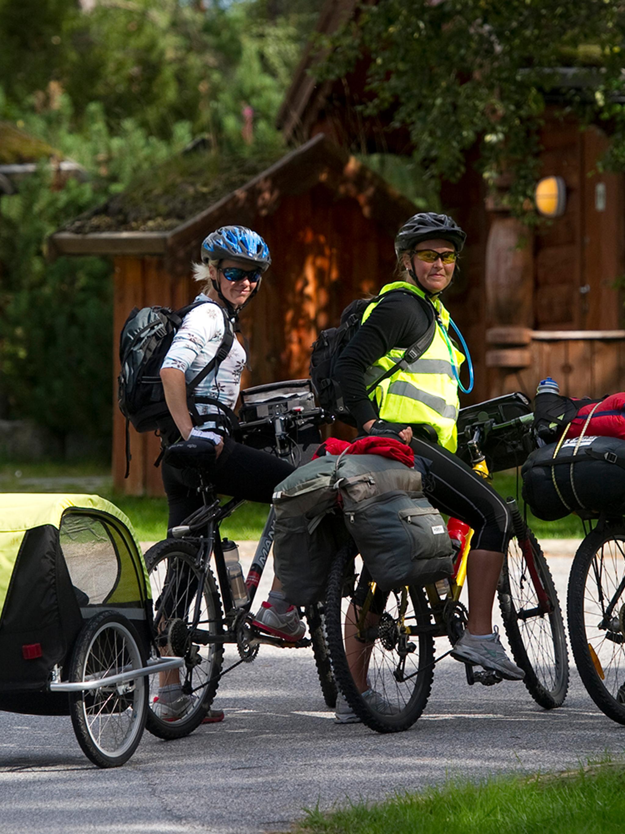 Vier Radfahrer mit reichlich Gepäck in Setesdal, Südnorwegen