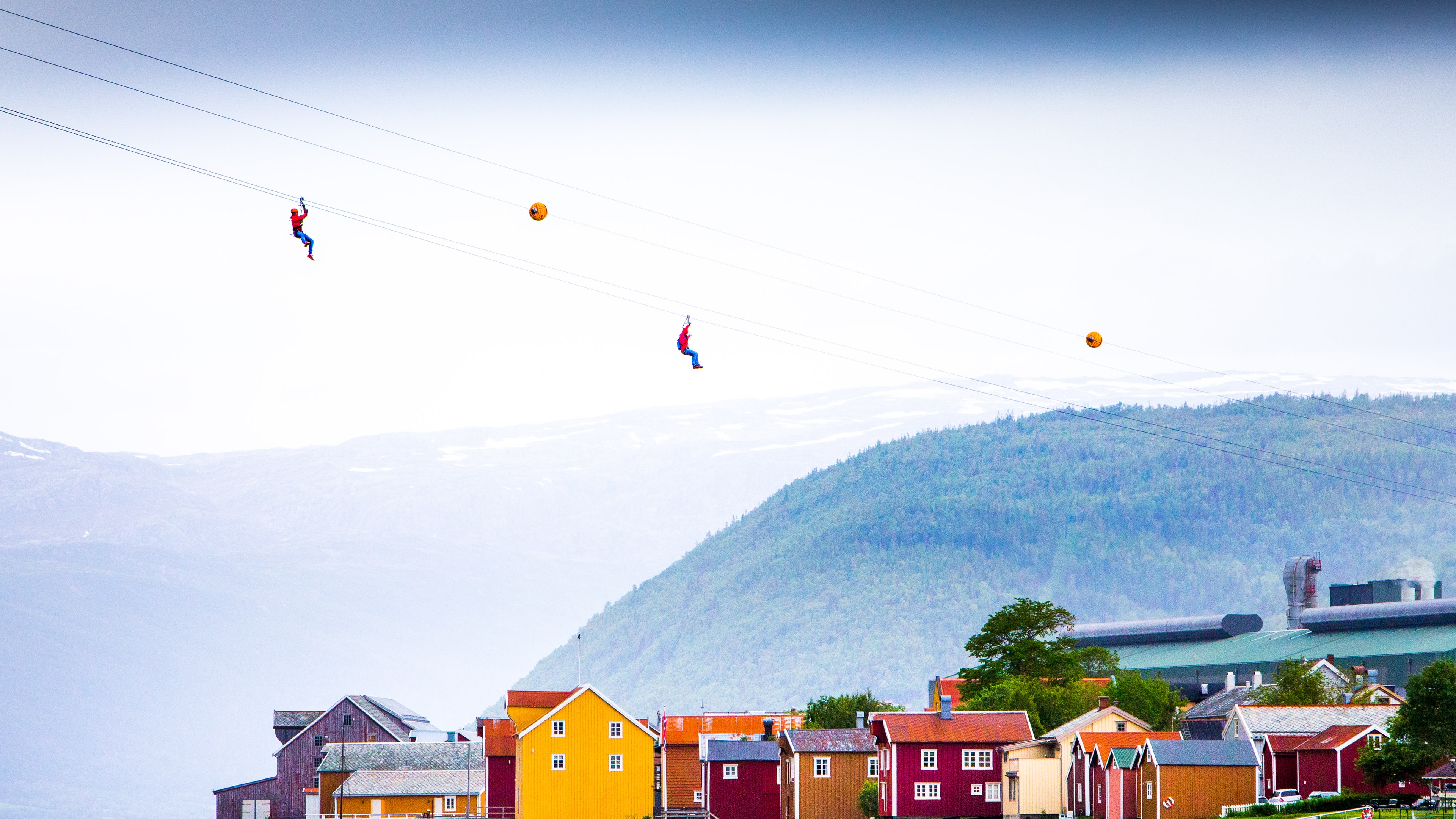 People ziplinging in Mosjøen
