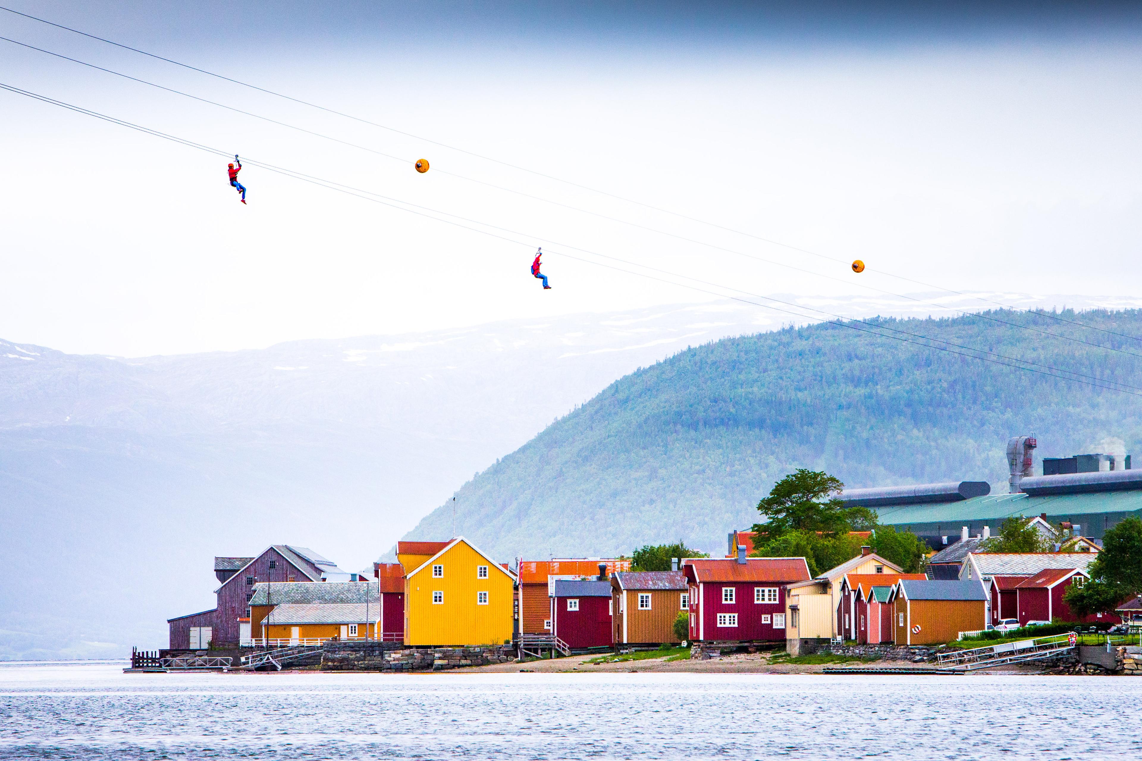 People ziplinging in Mosjøen