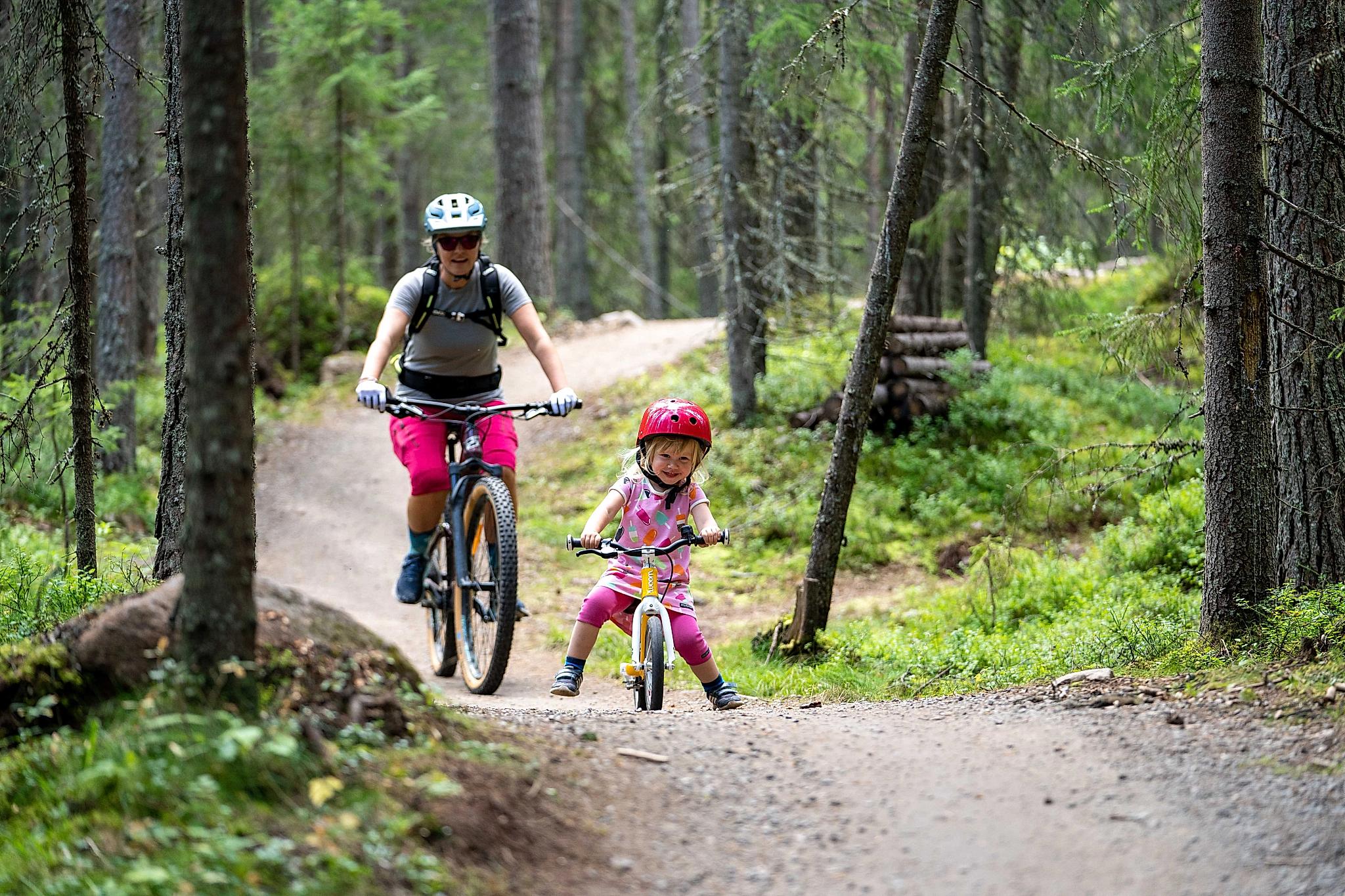 A mother and daughter mountain biking in Trysil.