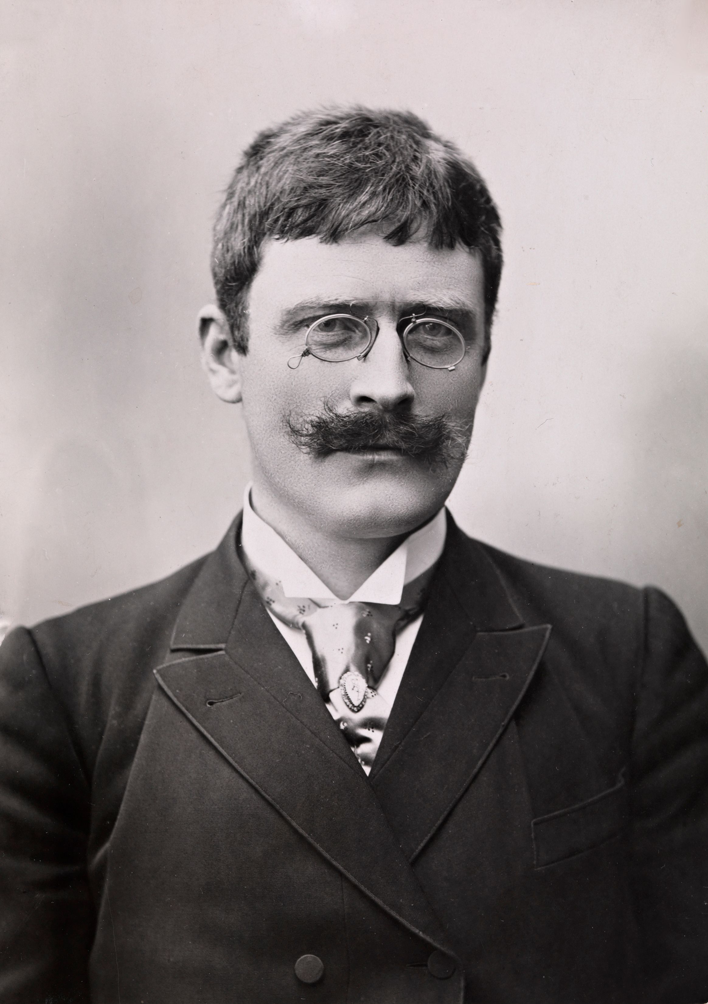 Portrett av forfatter Knut Hamsun
