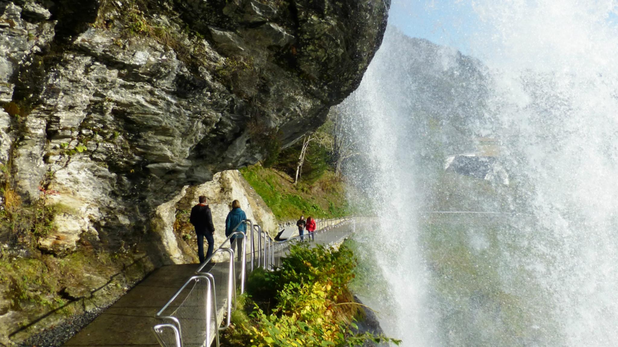 Steinsdalsfossen, Hardangerfjord