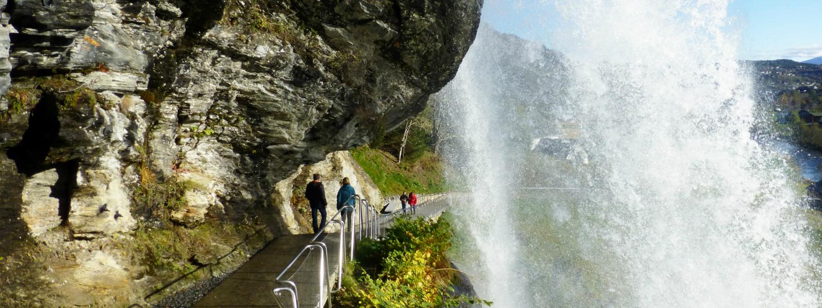 Steinsdalsfossen, Hardangerfjord