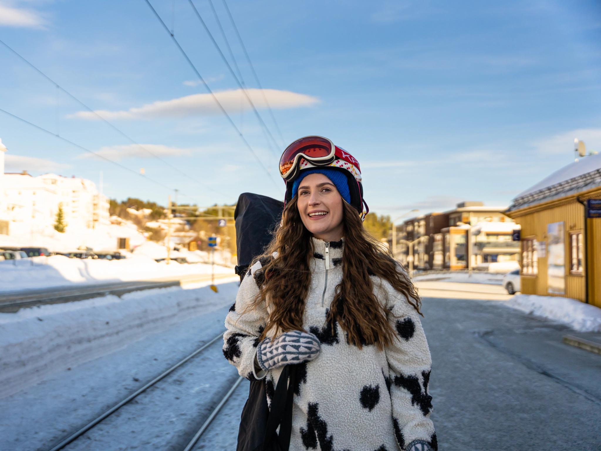 Skier waiting for the train to Geilo