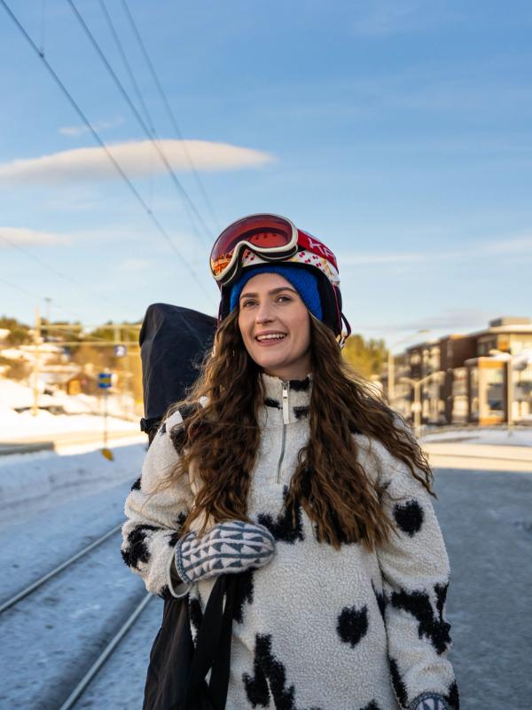 Skier waiting for the train to Geilo