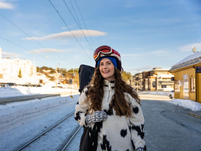Skier waiting for the train to Geilo
