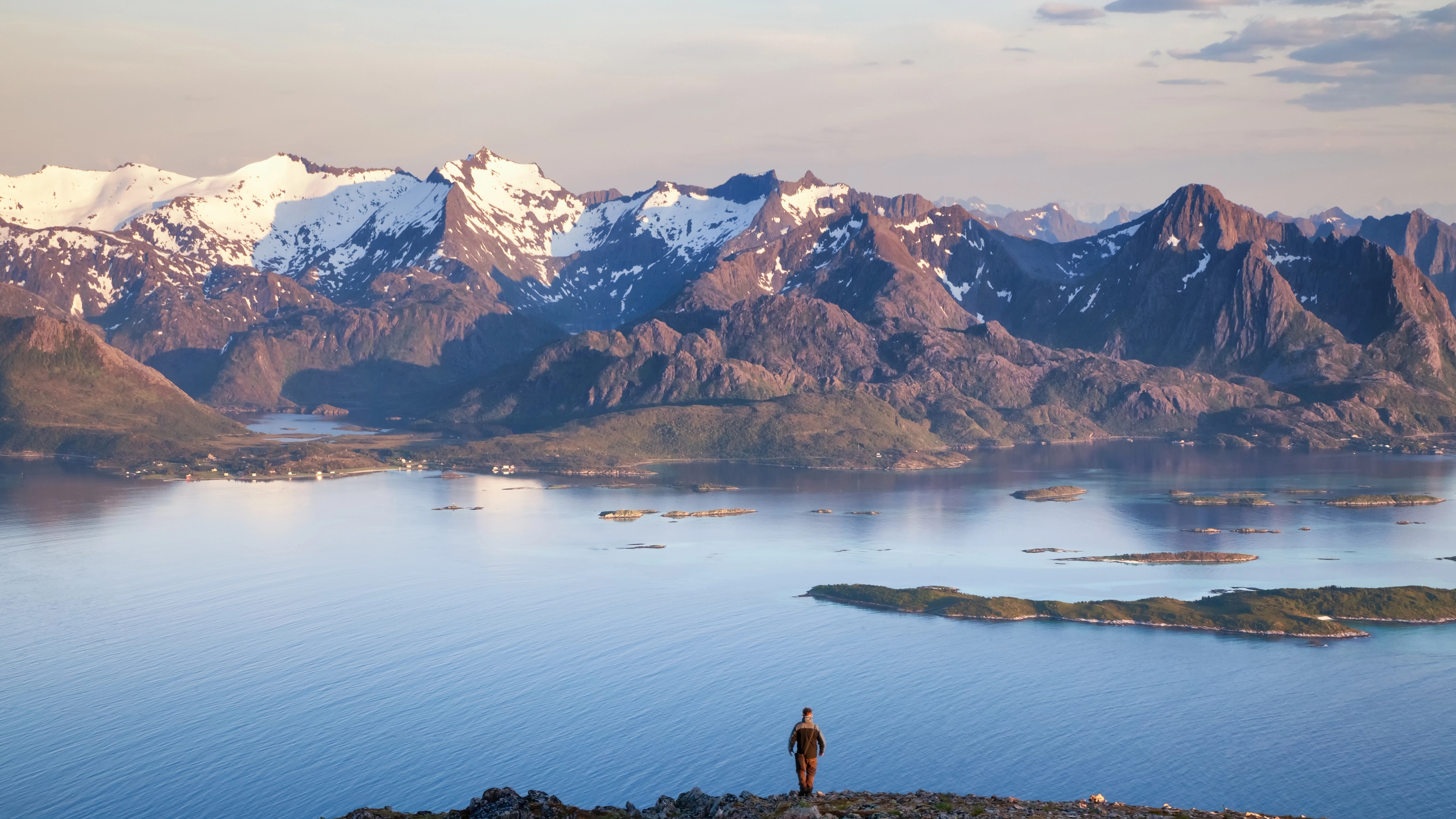 A man at Husfjellet in Senja
