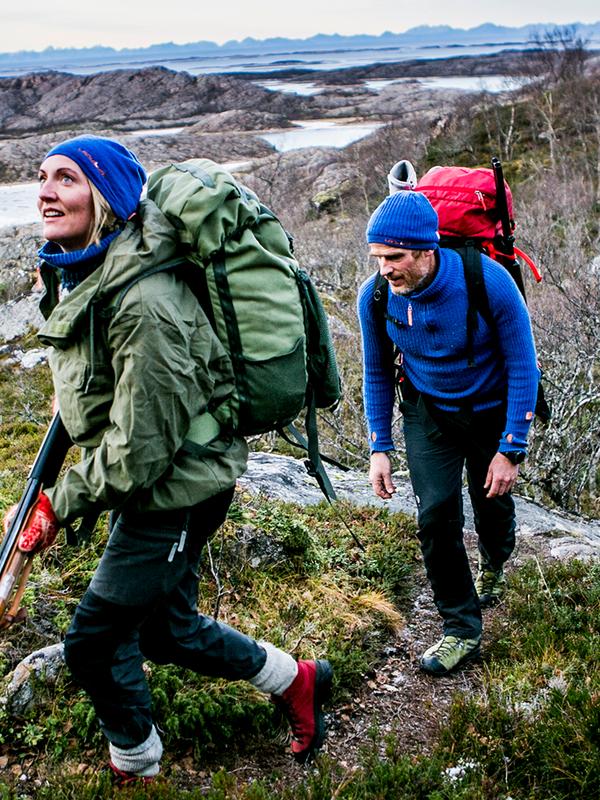 To personer på rypejakt i Steigen i Nordland, Nord-Norge