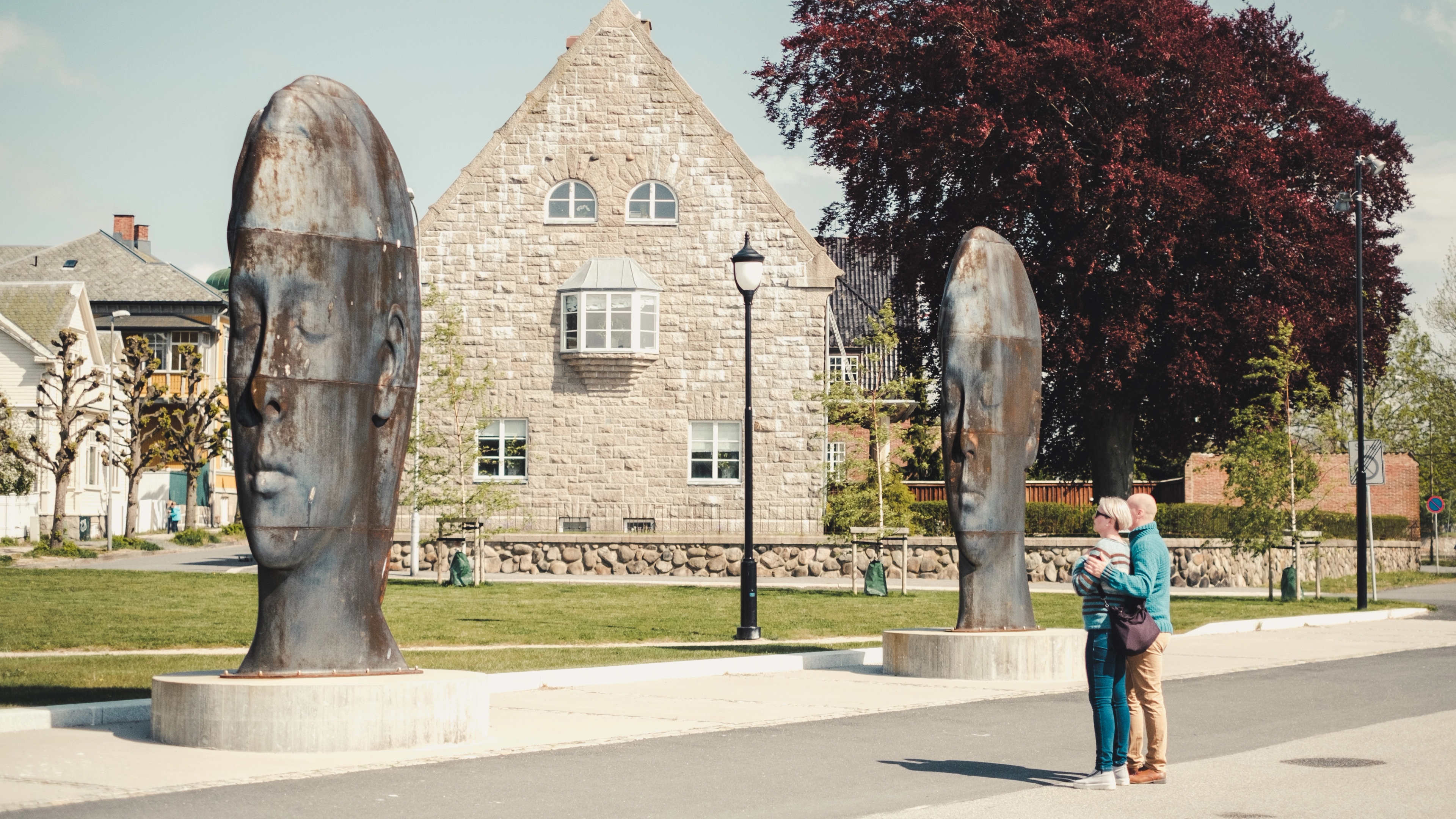 Et par ser på skulpturer ved en gate i Fredrikstad på Østlandet
