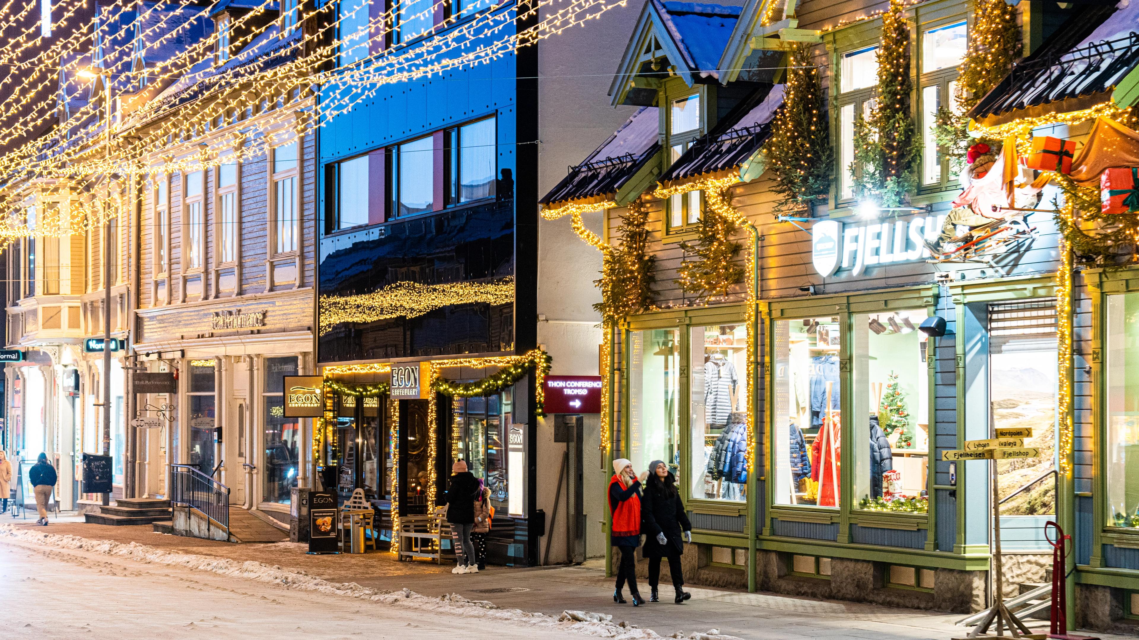 Two girls walking in the Christmas streets of Tromsø