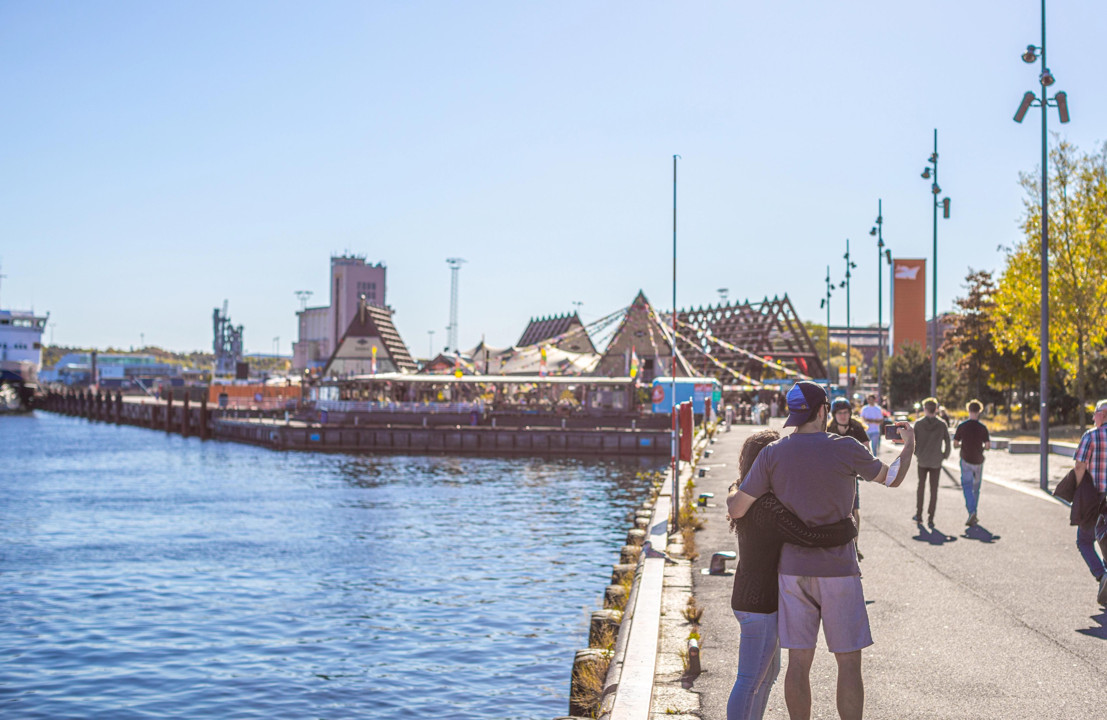 Et par som tar bilder foran SALT i Oslo