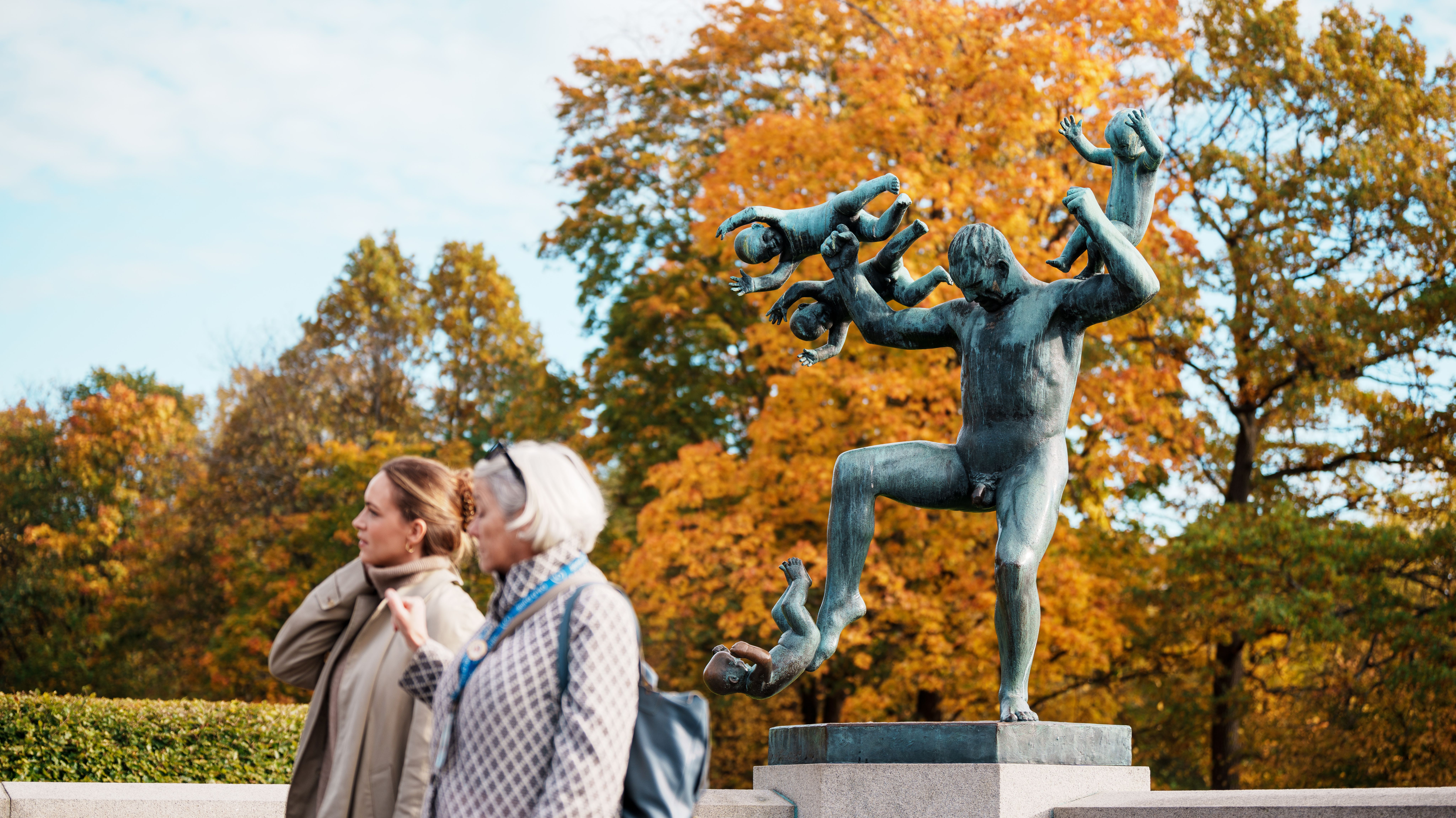 A man juggling “geniuses” in the Vigeland Park