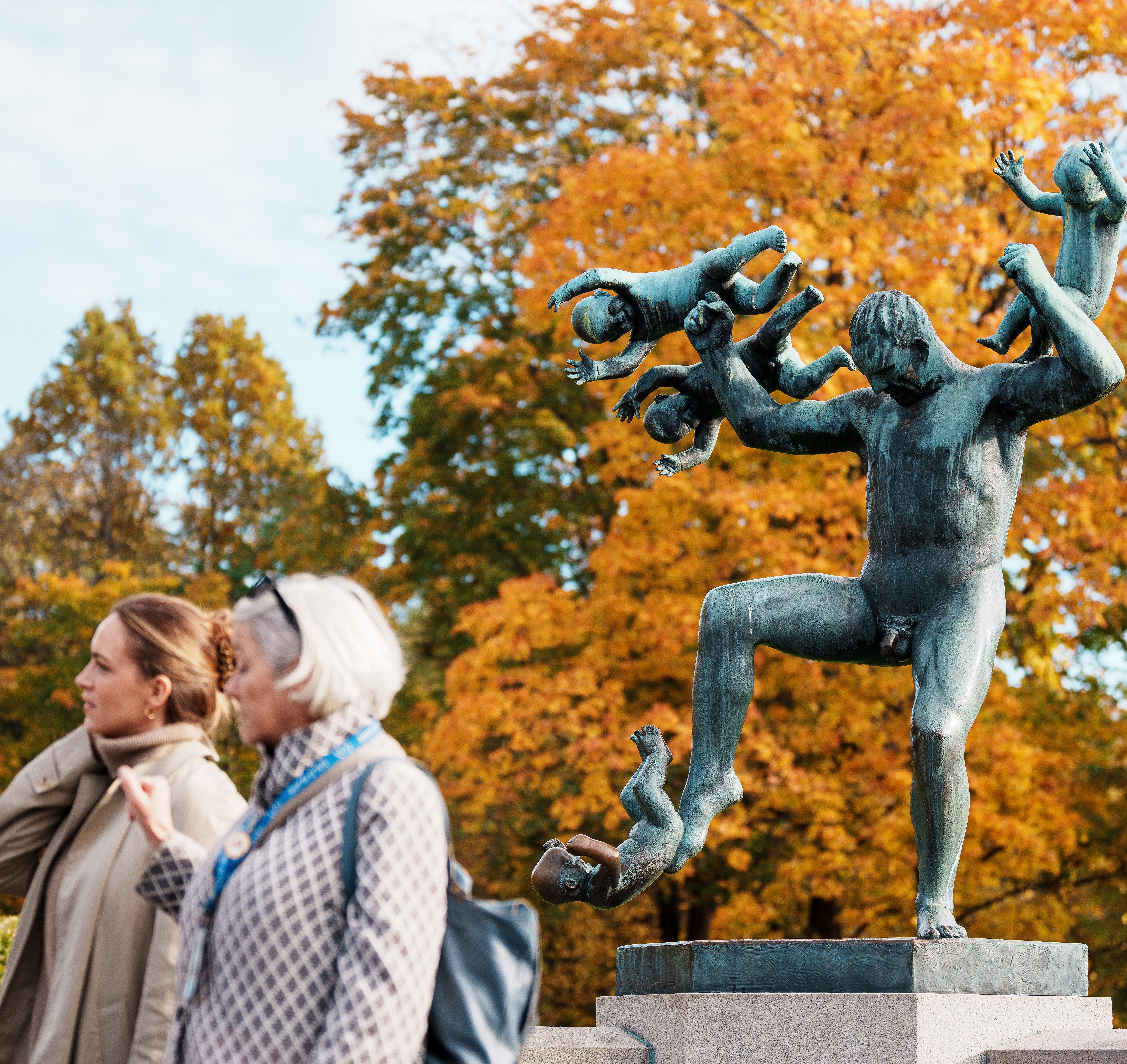 A man juggling “geniuses” in the Vigeland Park