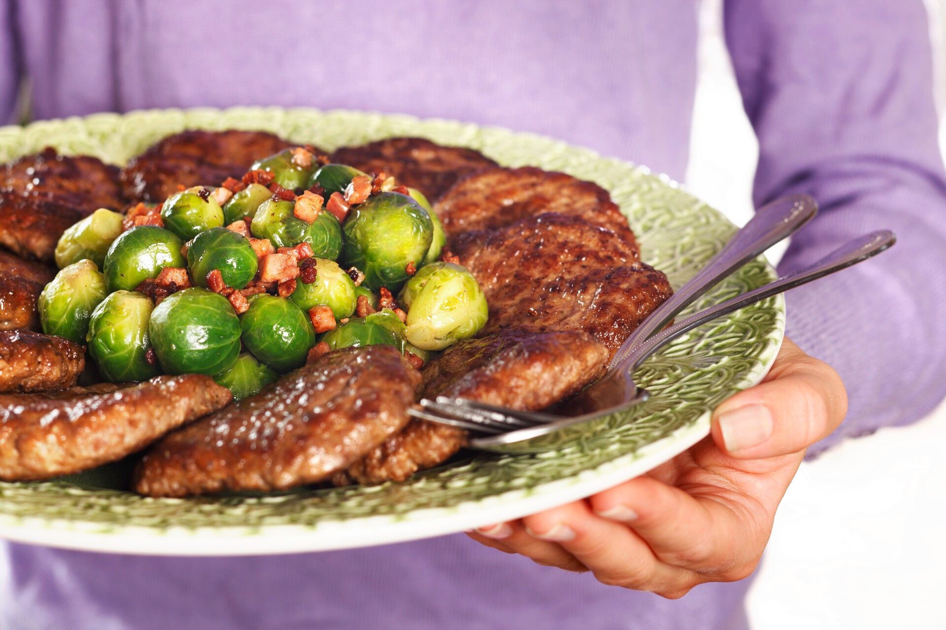 Elk meat cakes on a plate.