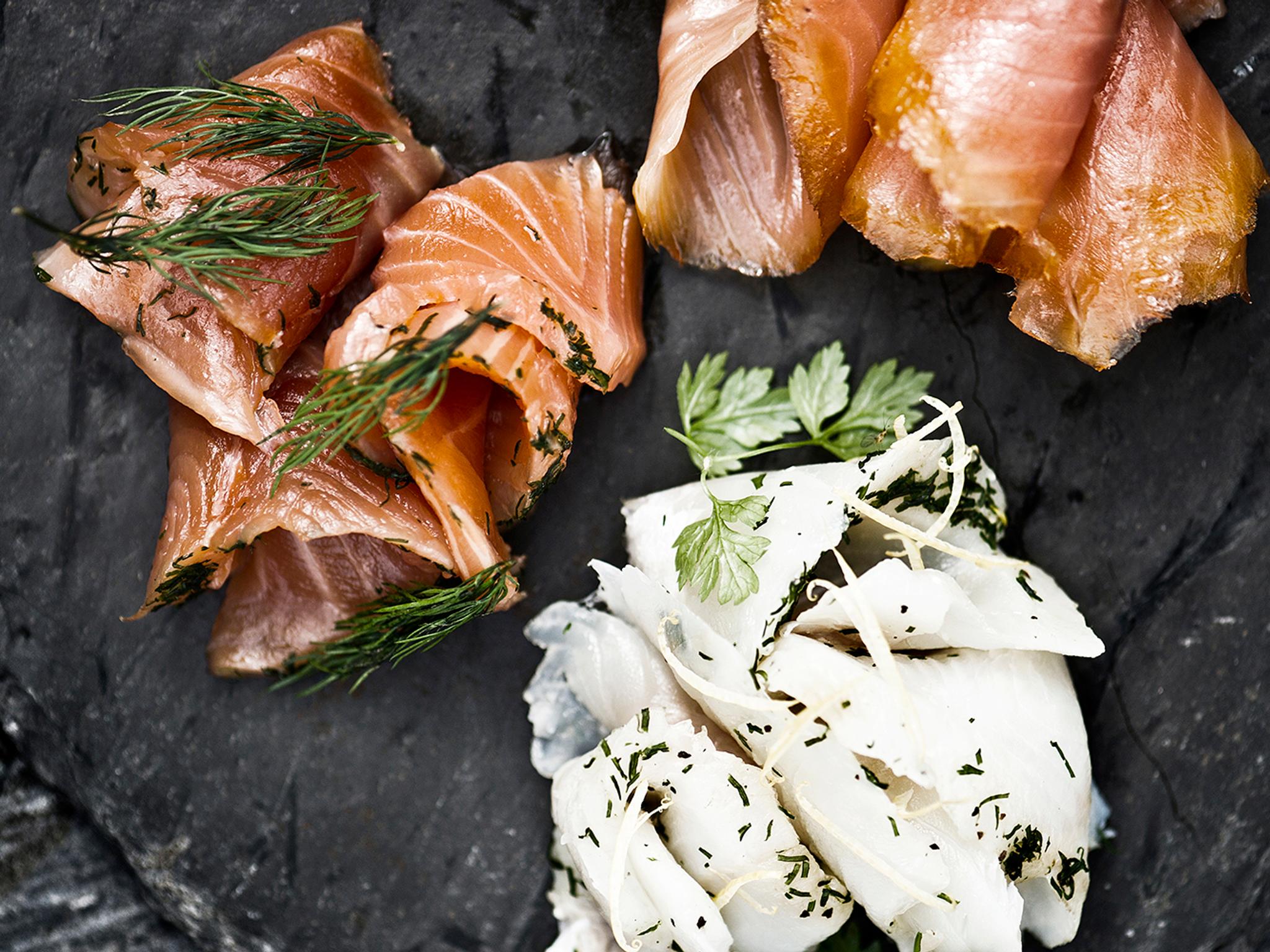 Et steinfat med røkt laks og annen mat