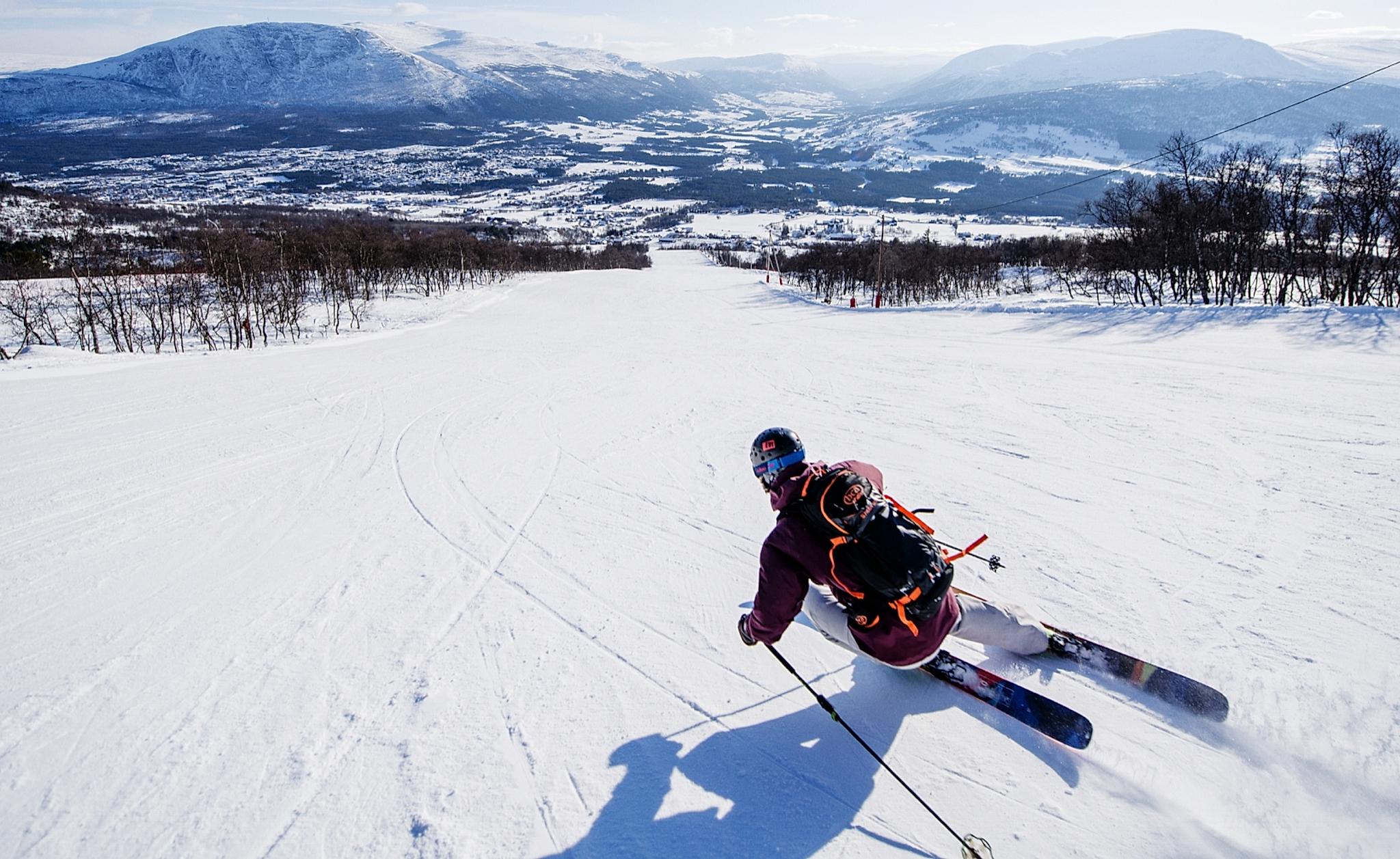 Person kjører ski i Oppdal Skisenter