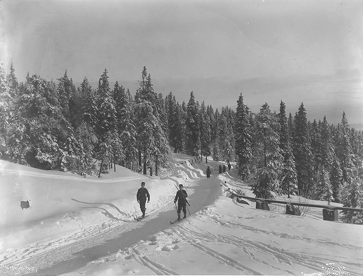 Two soldiers on skis along Voksenkollveien in Oslo, 1902
