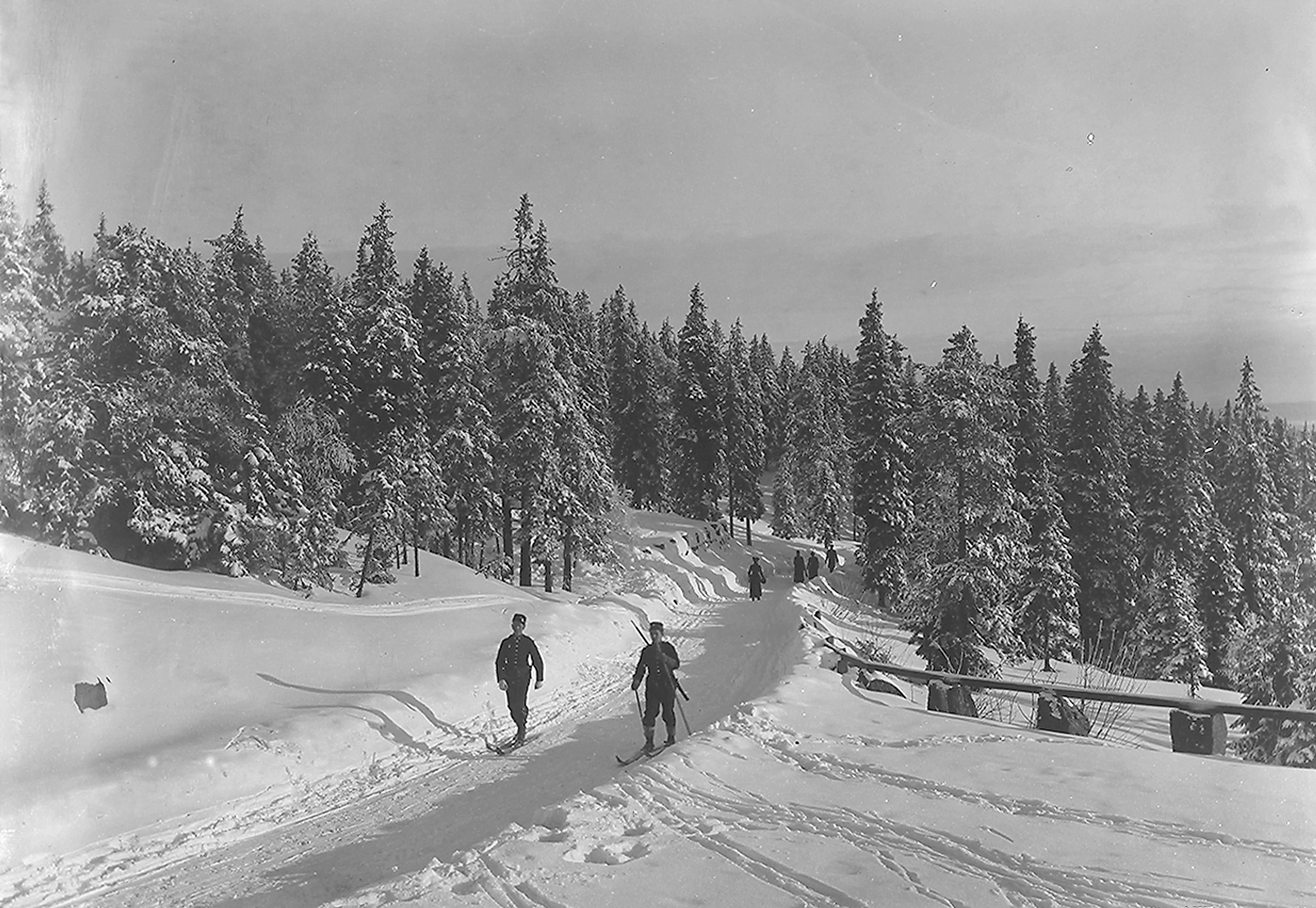 Two soldiers on skis along Voksenkollveien in Oslo, 1902