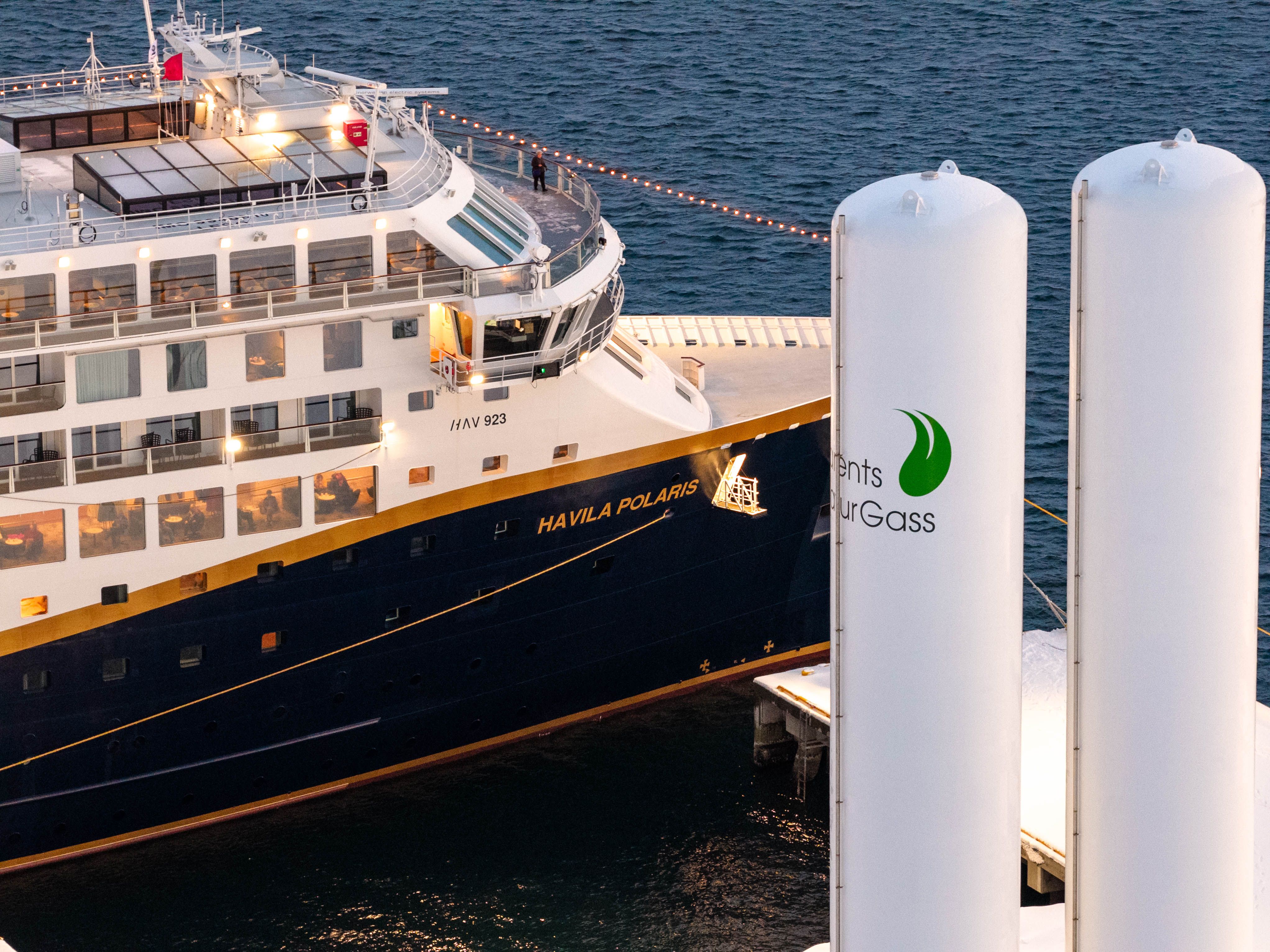 The ship Havila Polaris fuelling on biogas outside of Hammerfest