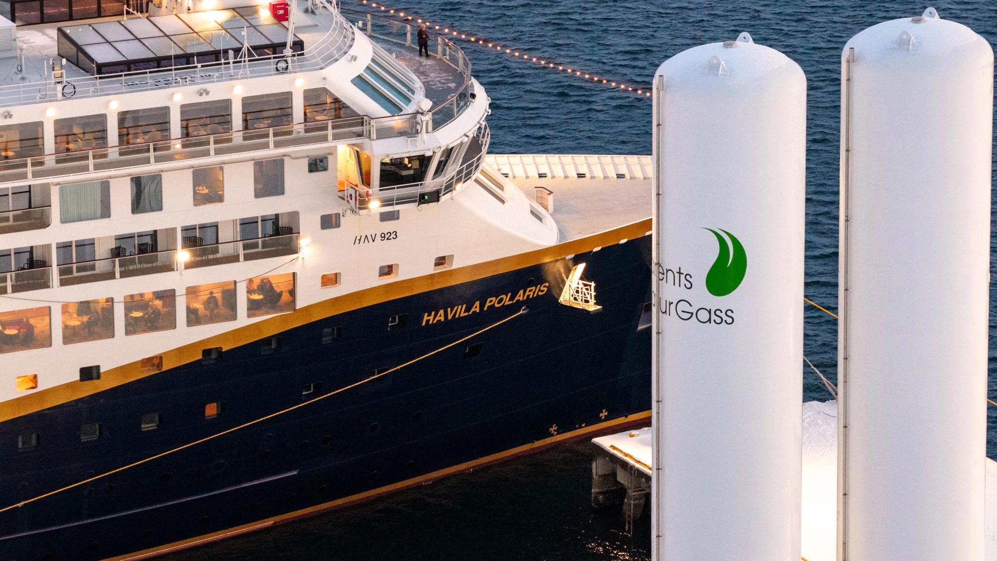 The ship Havila Polaris fuelling on biogas outside of Hammerfest