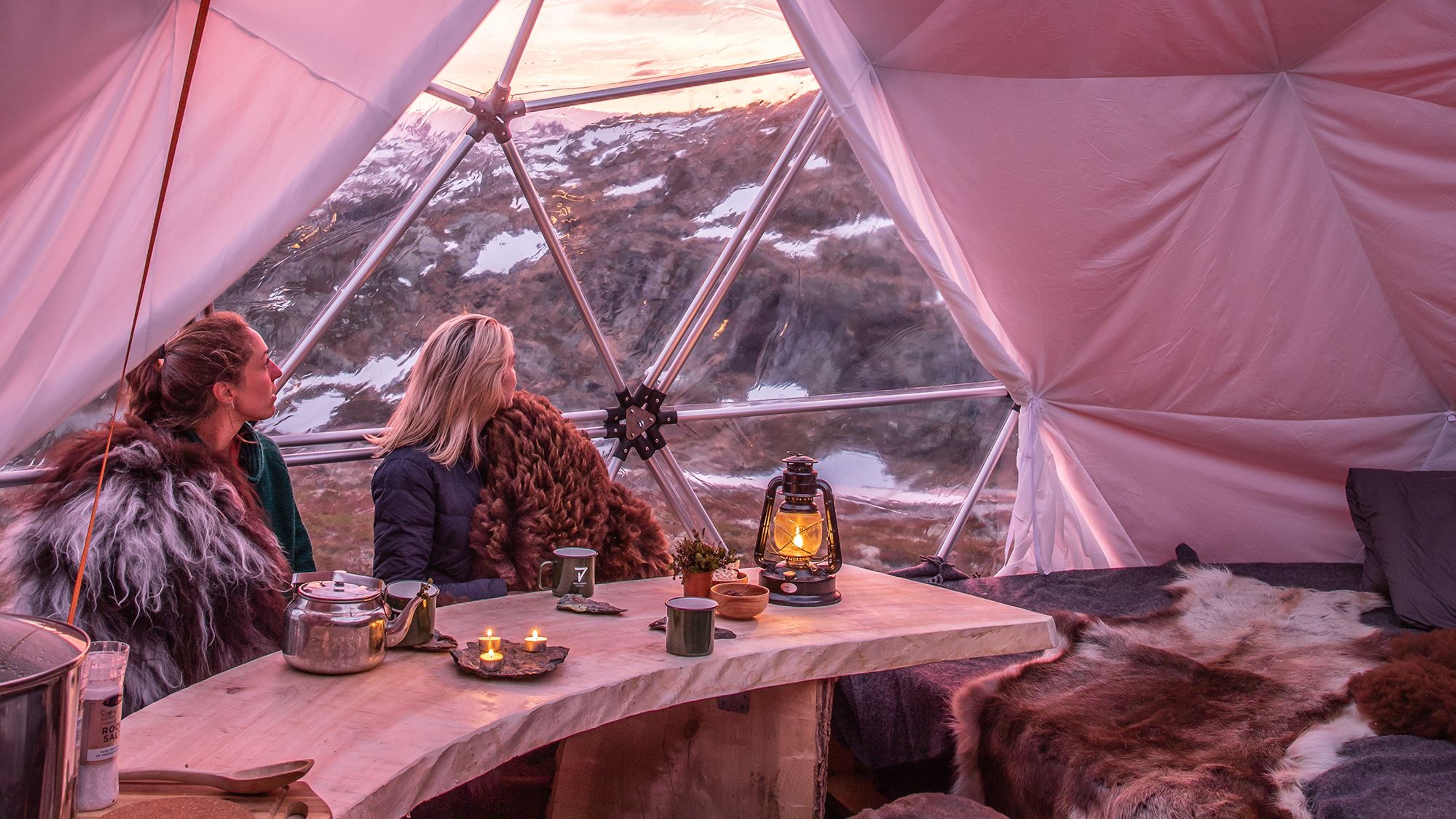 Wanderer genießen den Ausblick von einer Sonnenuntergangskuppel mit Glasdecke