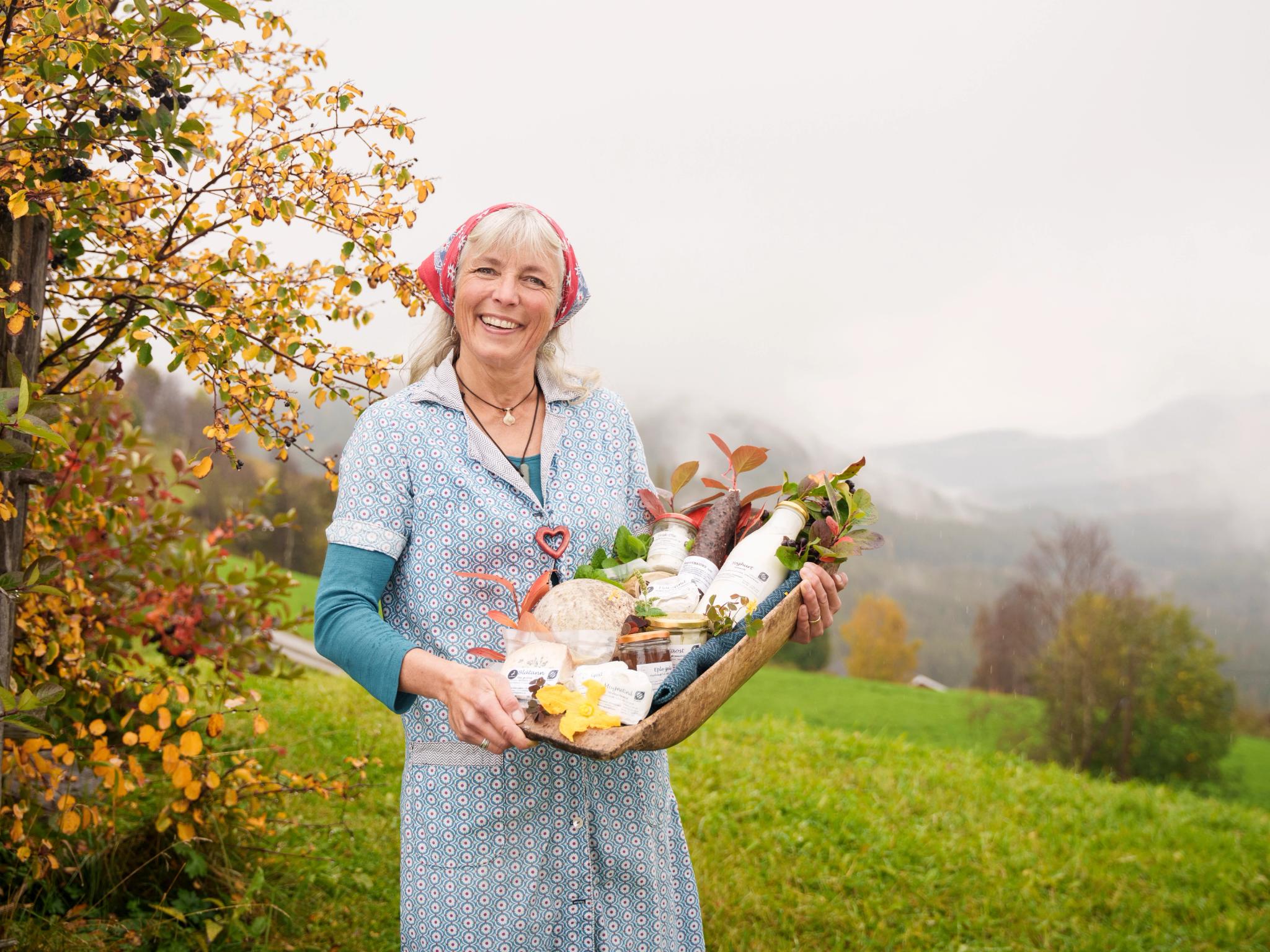 A woman holding a tray with local products in Valdres.