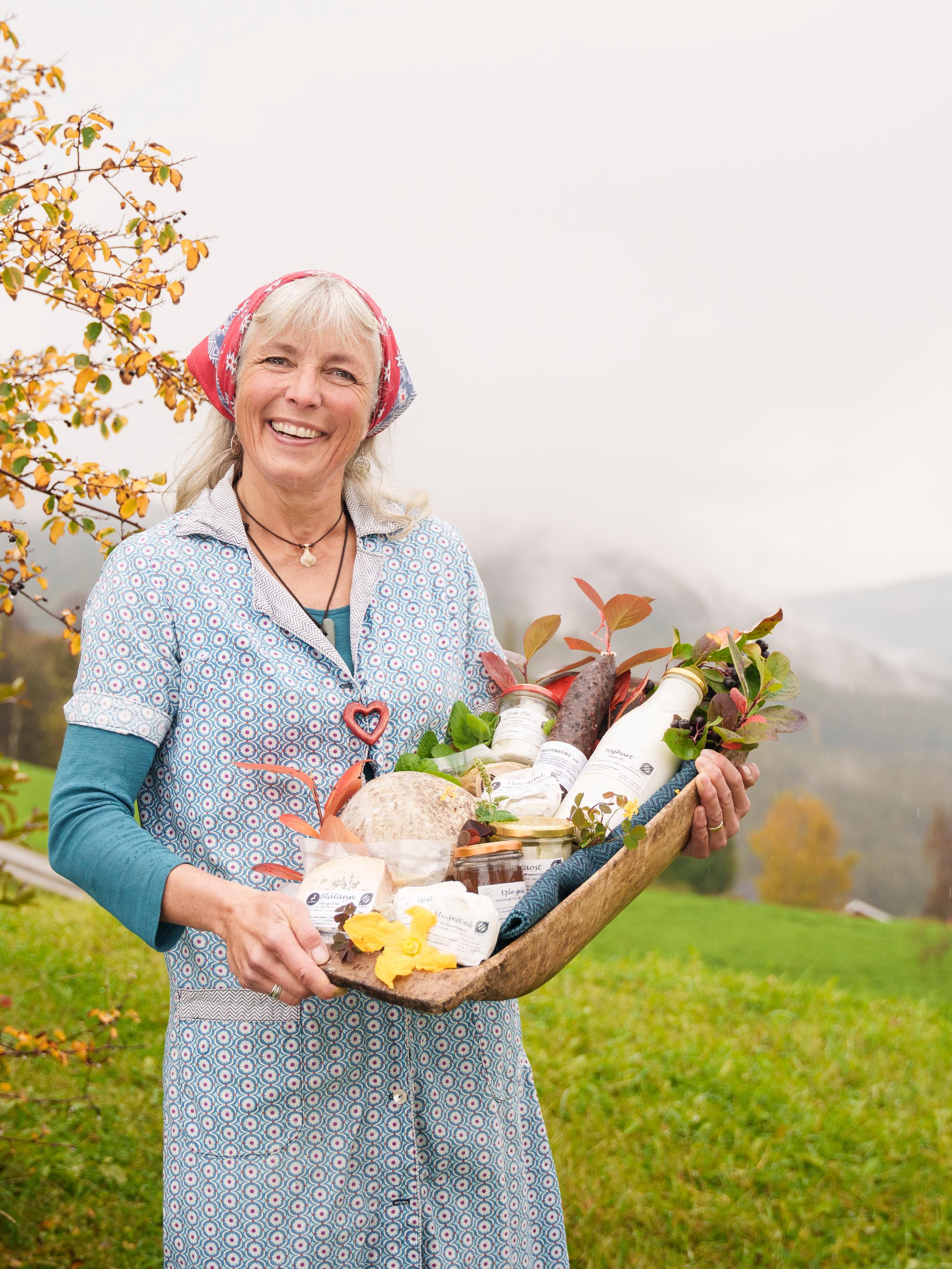 A woman holding a tray with local products in Valdres.