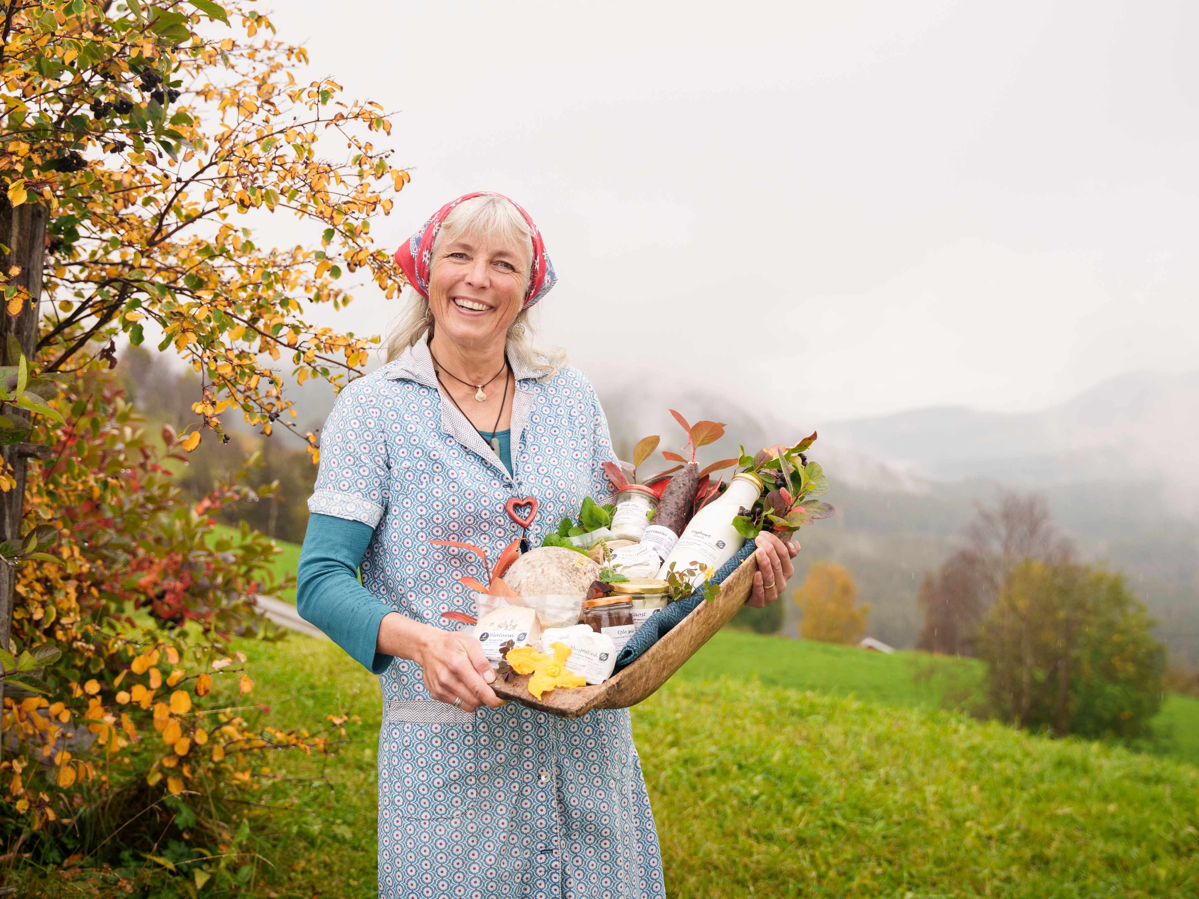 A woman holding a tray with local products in Valdres.