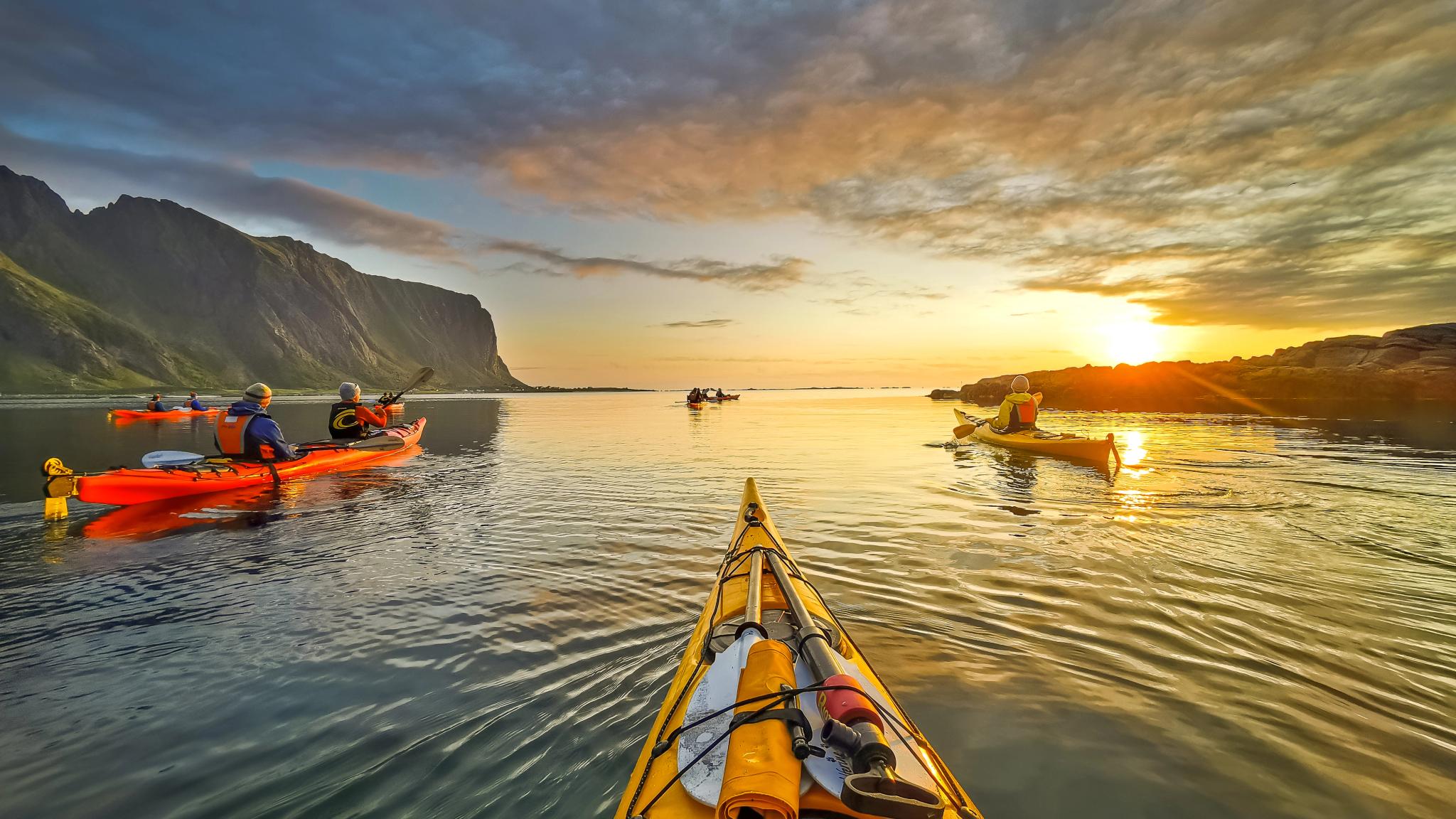 Kajakpaddling i midnattssolen i Eggum i Lofoten, Nord-Norge