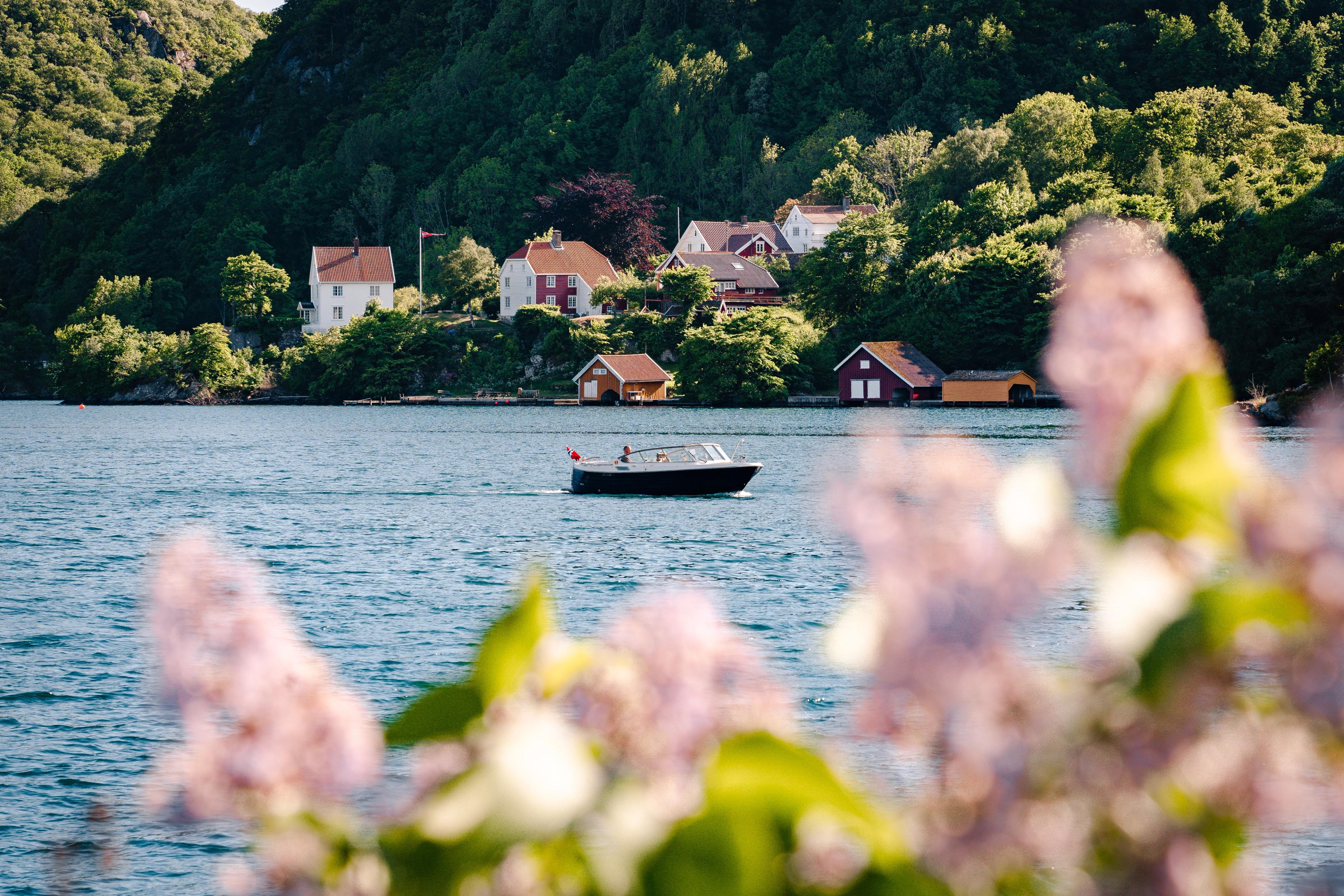 En båt kjører på sjøen utenfor Flekkefjord, Sørlandet
