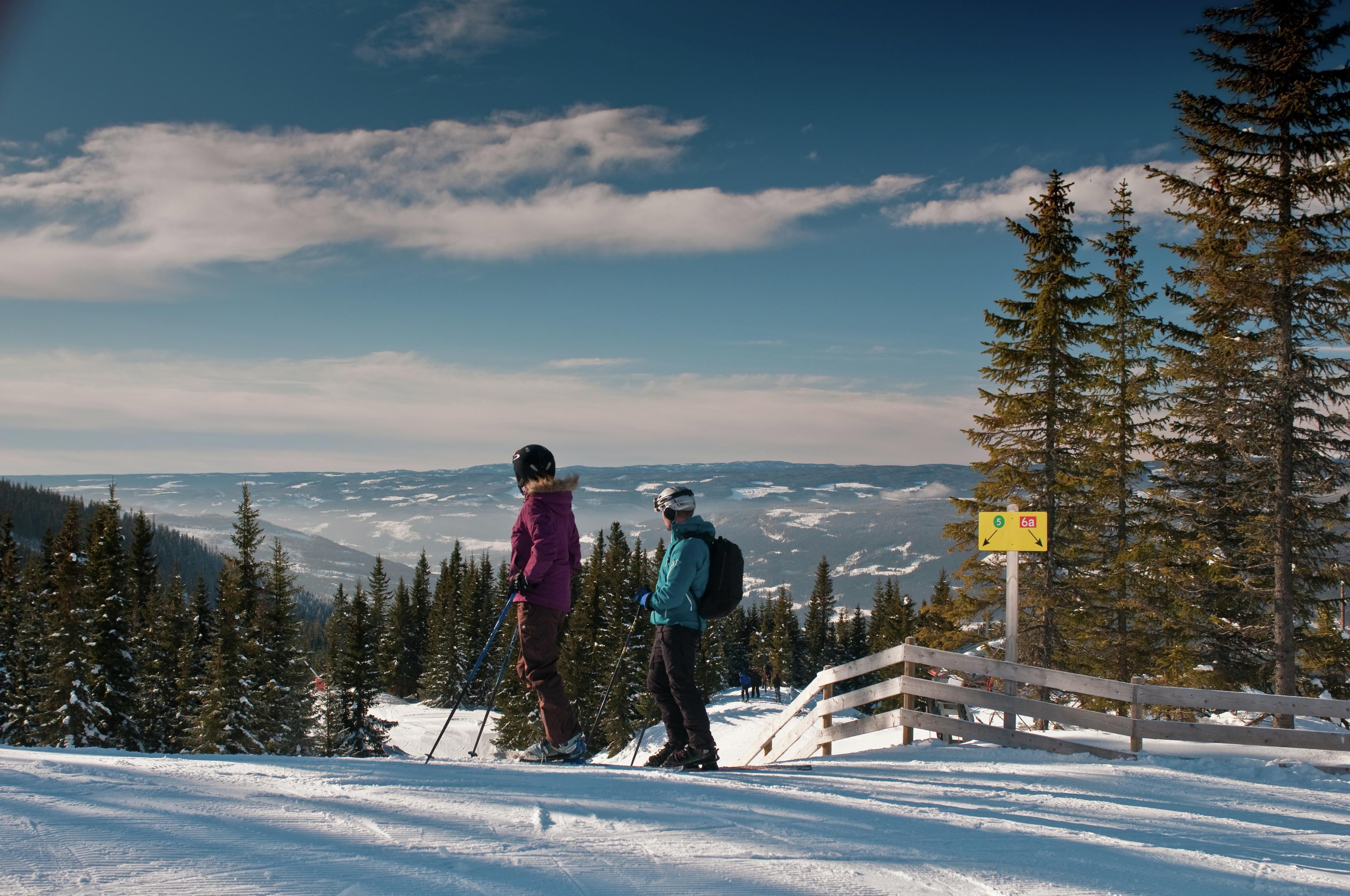 Couple skiing in Hafjell Alpinsenter