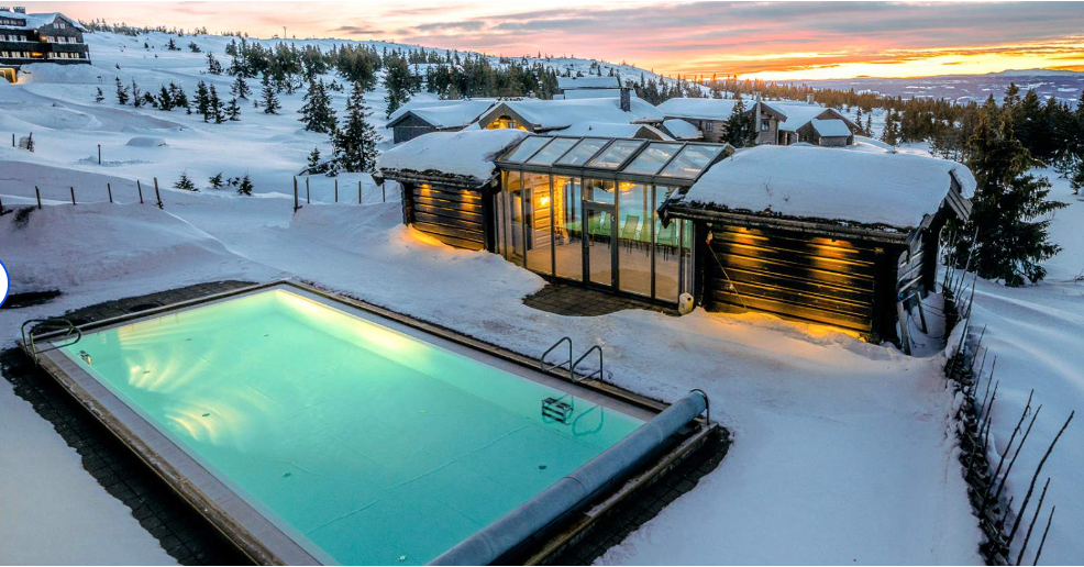 Outdoor pool area at Ilsetra, Hafjell