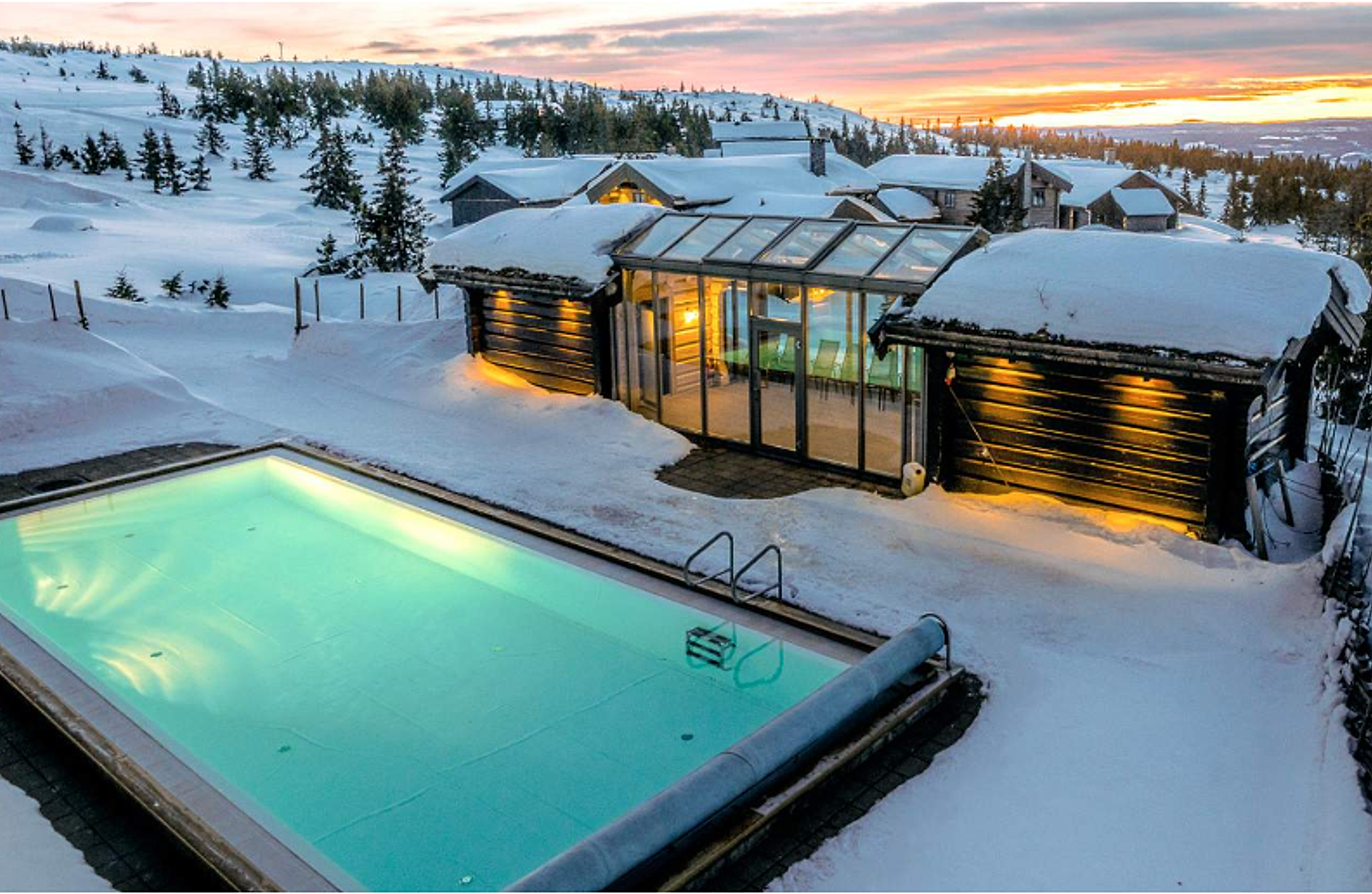 Outdoor pool area at Ilsetra, Hafjell