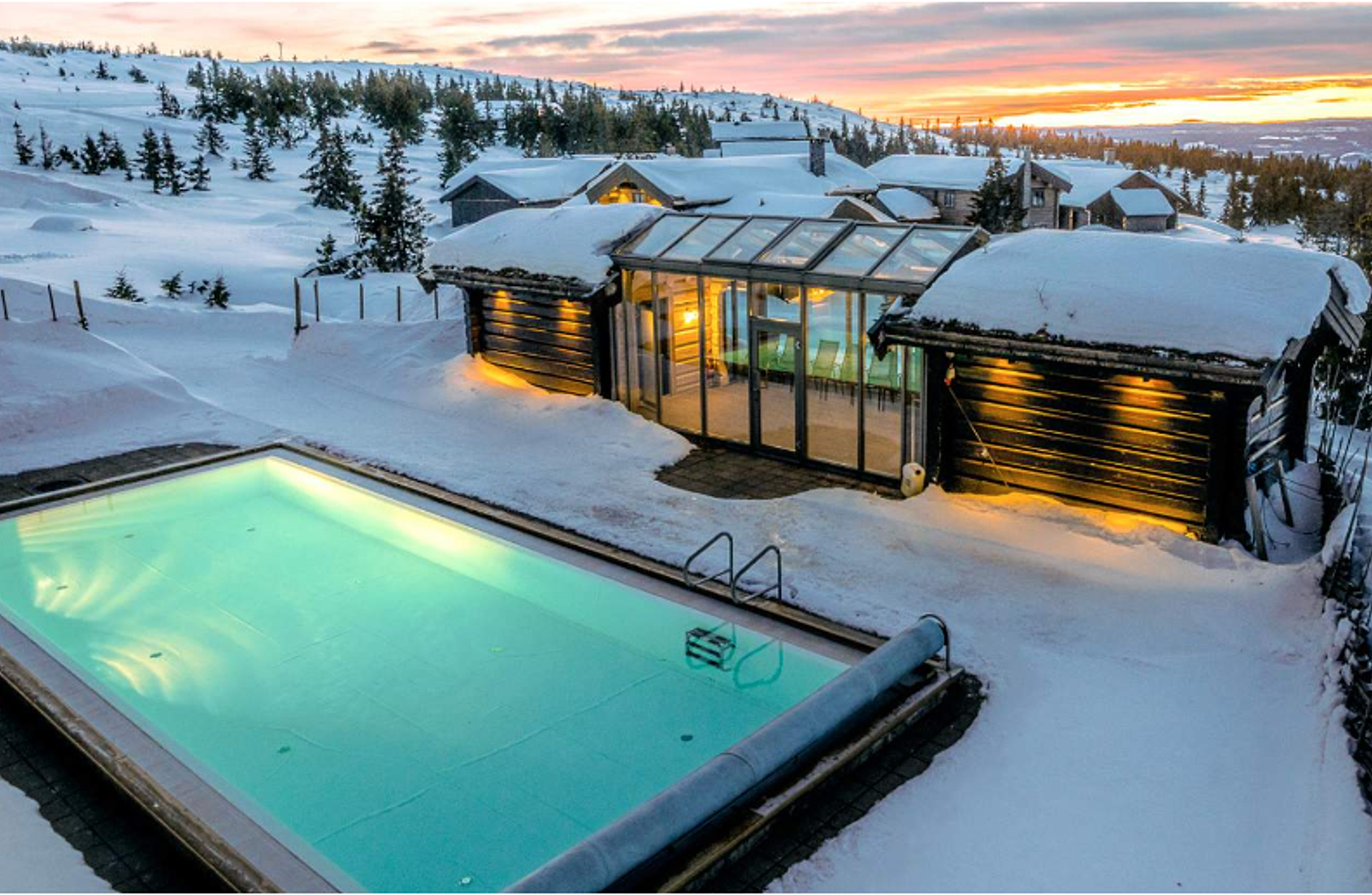 Outdoor pool area at Ilsetra, Hafjell