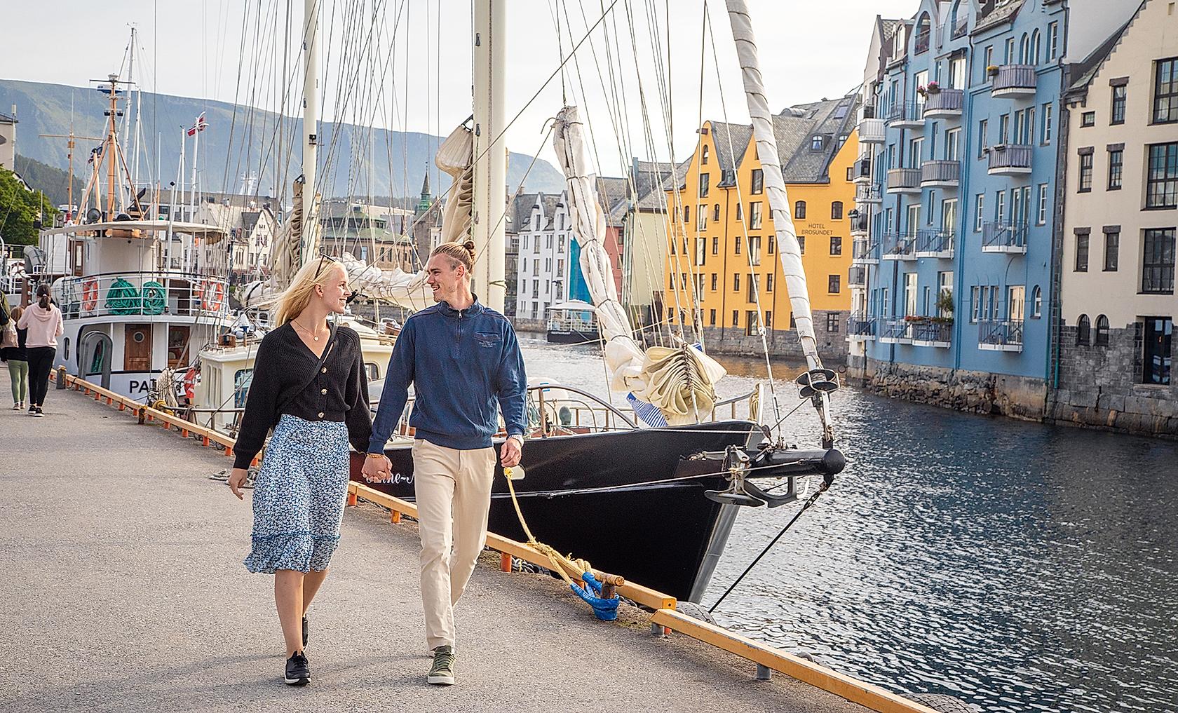 Couple strolling the streets of Ålesund