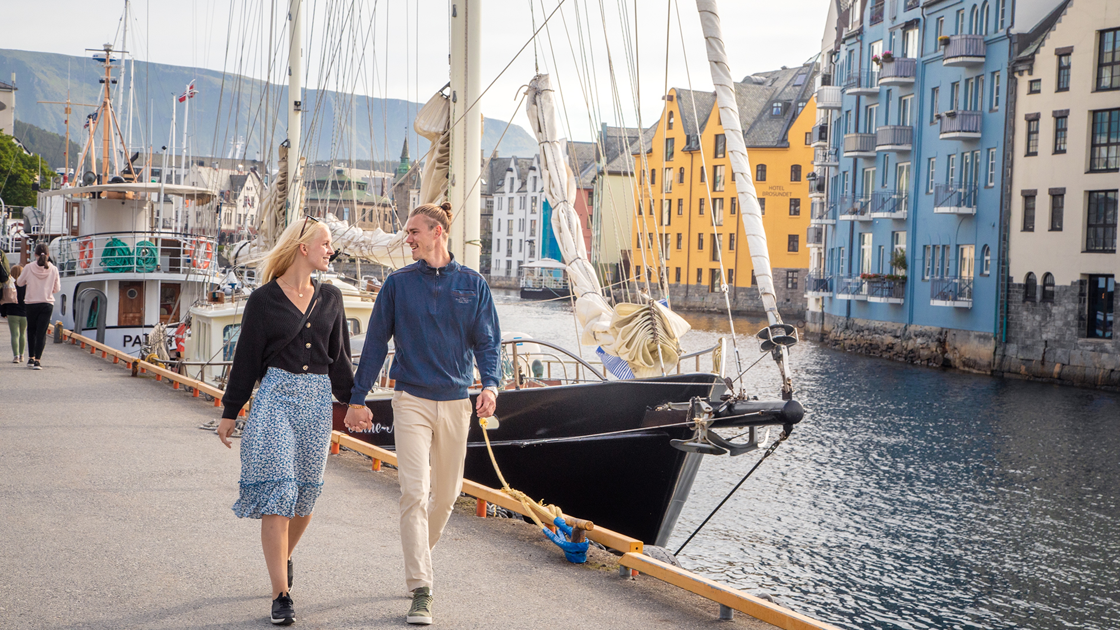 Couple strolling the streets of Ålesund